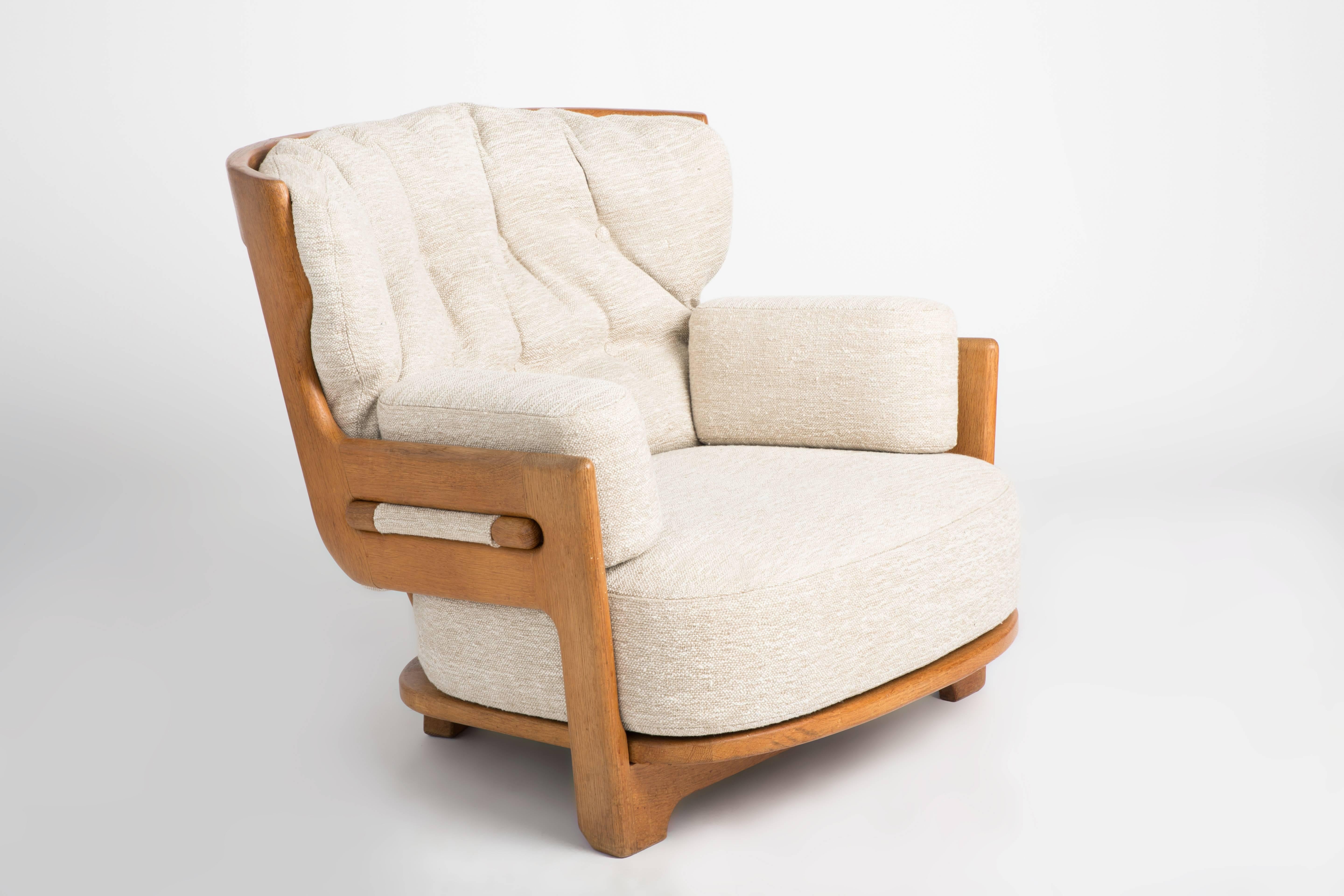 Single lounge chair, in oak and upholstery, by Guillerme et Chambron, France, 1960s. Excellent condition. Great patina.

Extraordinary chair by Guillerme and Chambron, in solid oak with the typical characteristic decorative details at the back and