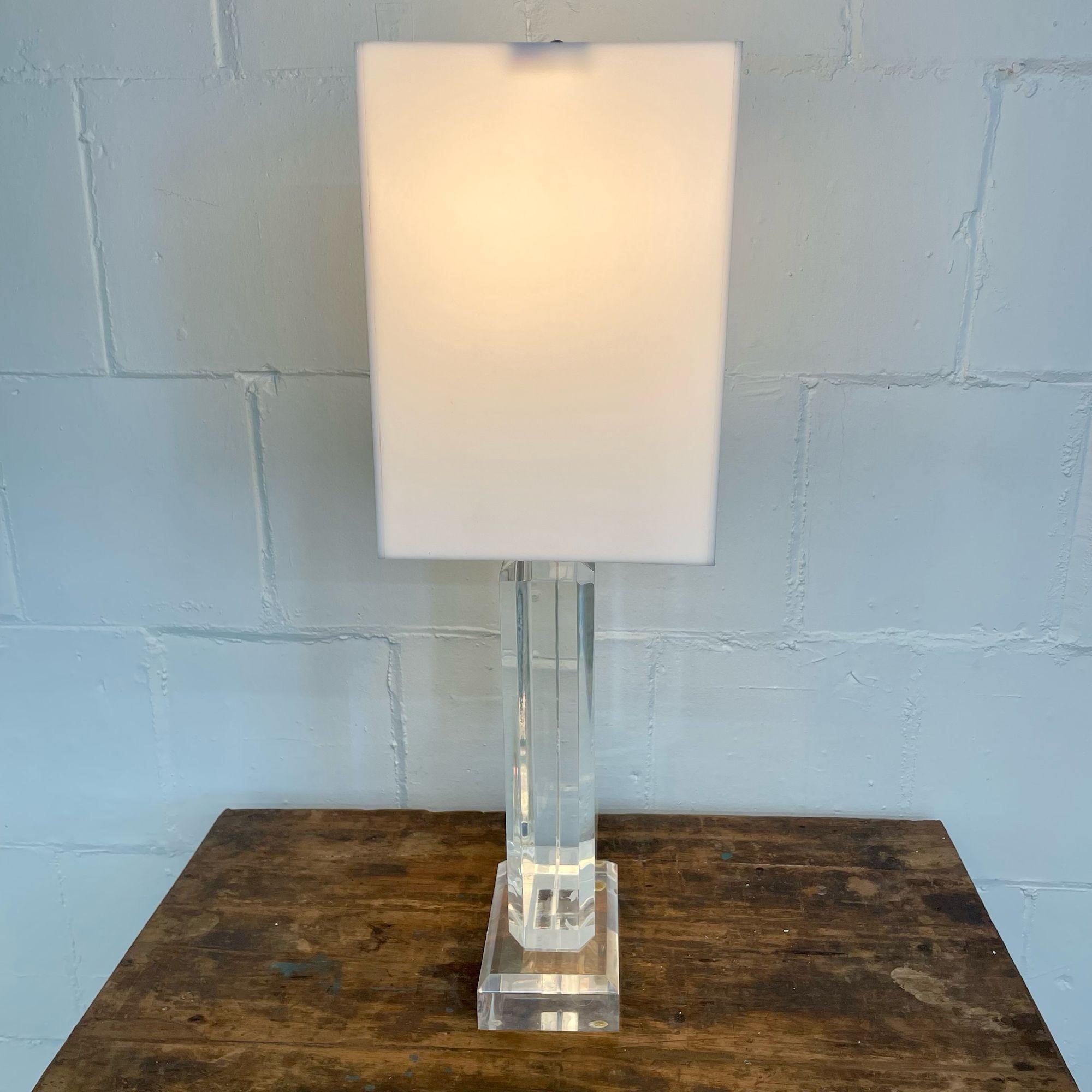 Single Lucite and Brass Mid-Century Modern Art Deco Style Table / Desk Lamp For Sale 7