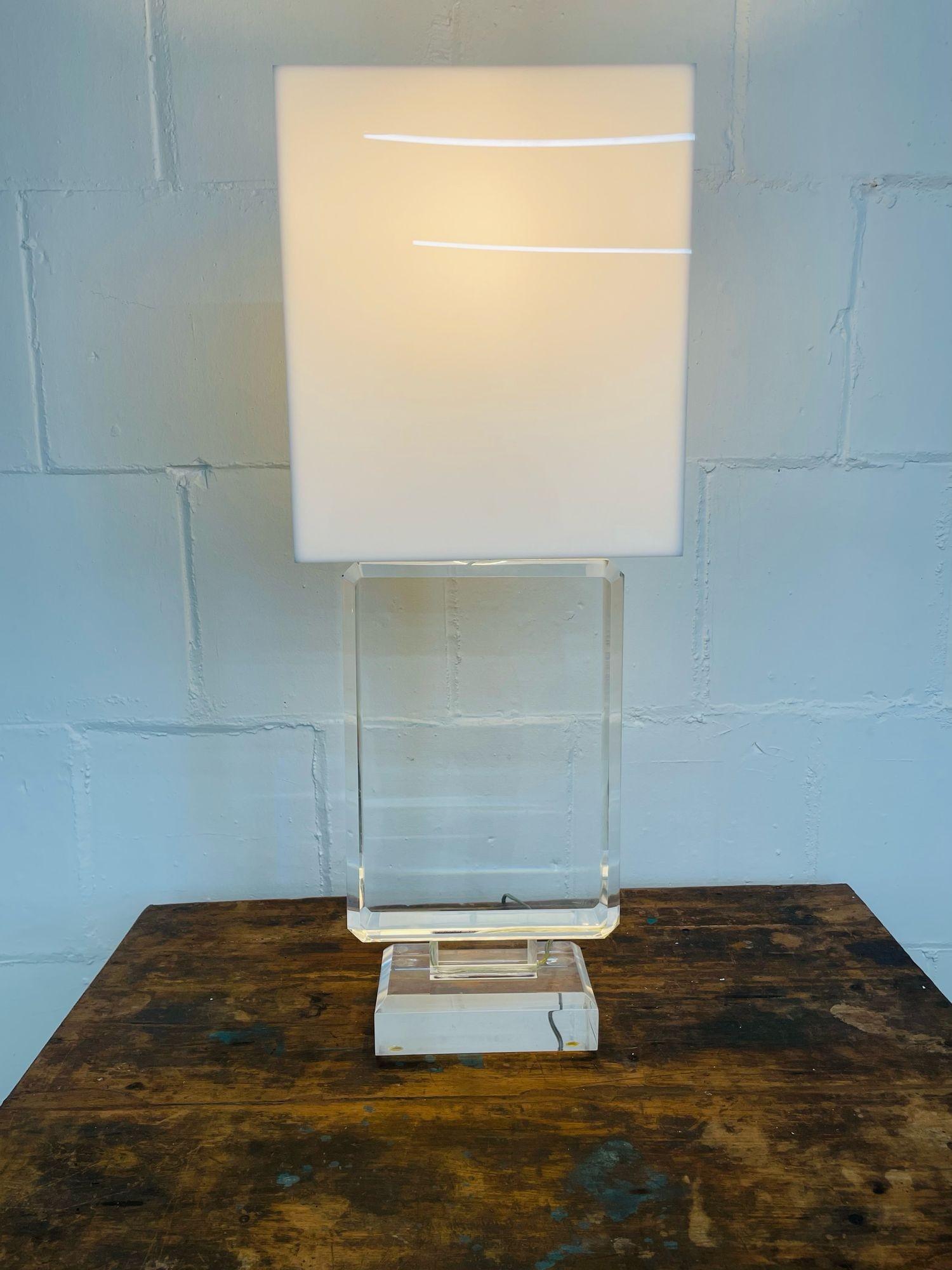 Single Lucite and Brass Mid-Century Modern Art Deco Style Table / Desk Lamp
 
Shade included.
 
Lucite, Brass
United States, 1980s
 
33Hx 12W x 10D
1 x e26 standard sockets.