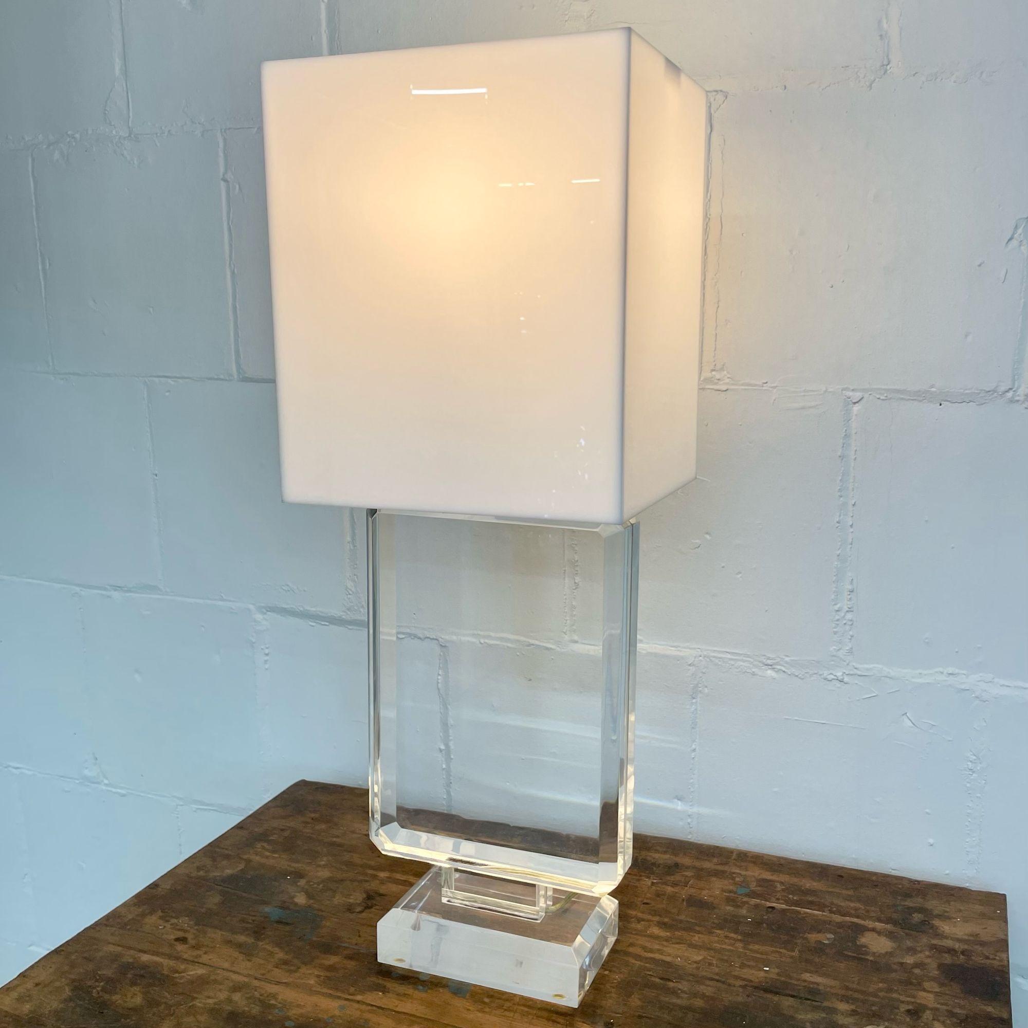 American Single Lucite and Brass Mid-Century Modern Art Deco Style Table / Desk Lamp For Sale