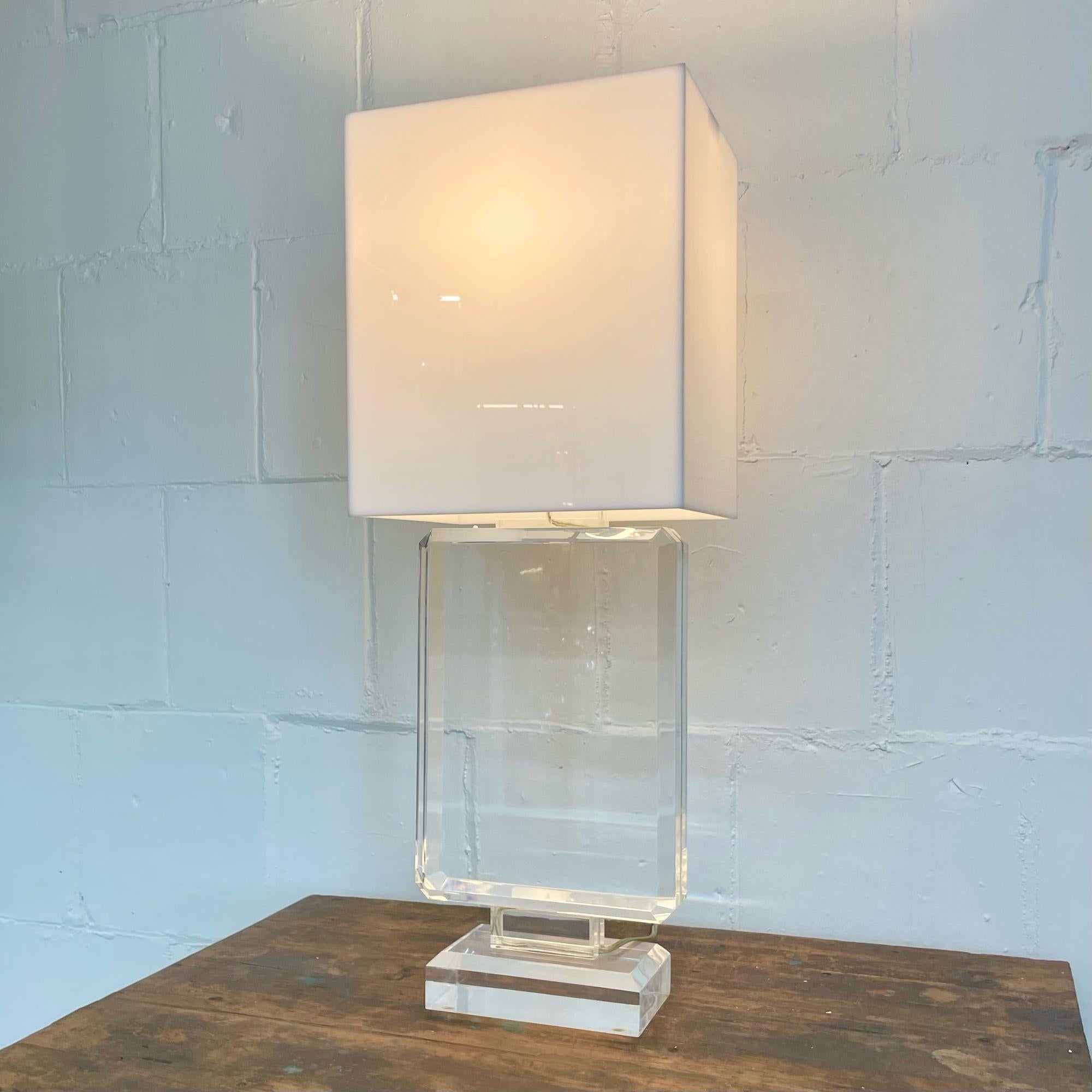 Single Lucite and Brass Mid-Century Modern Art Deco Style Table / Desk Lamp In Good Condition For Sale In Stamford, CT