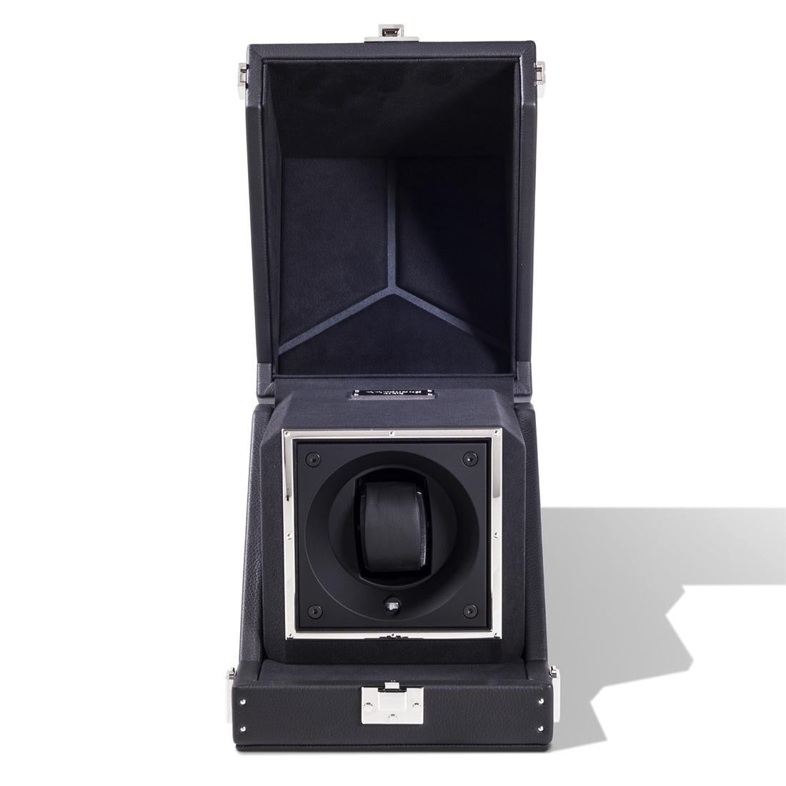 Box single Luxwatch black covered with black
grained cowhide leather. With jewelry parts in solid brass,
with hand polished nickel plated. With bottom feet
in hand-polished and nickel-plated solid brass.
Padding and lining in black slate