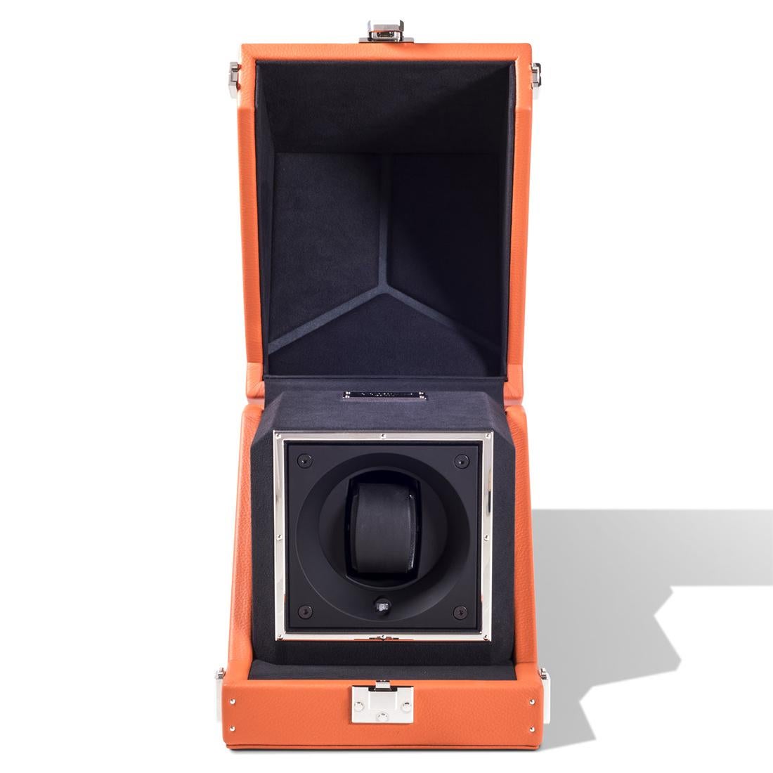 Box single Luxwatch orange covered with orange
grained cowhide leather. With jewelry parts in solid brass,
with hand polished nickel-plated. With bottom feet
in hand polished and nickel-plated solid brass.
Padding and lining in black slate