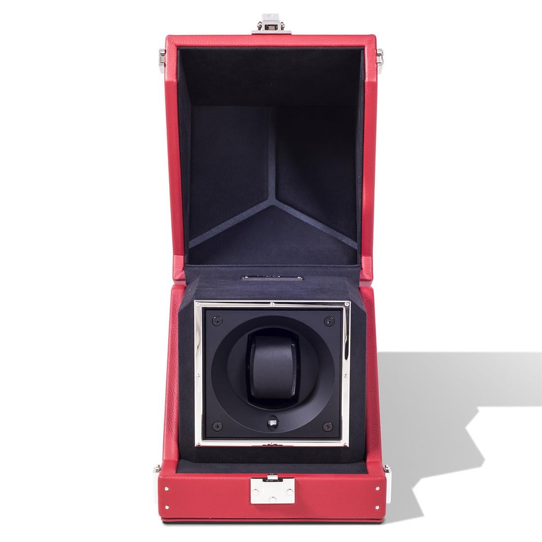 Box single Luxwatch red covered with red grained
cowhide leather. With jewelry parts in solid brass,
with hand polished nickel-plated. With bottom feet
in hand polished and nickel-plated solid brass.
Padding and lining in black slate dinamica