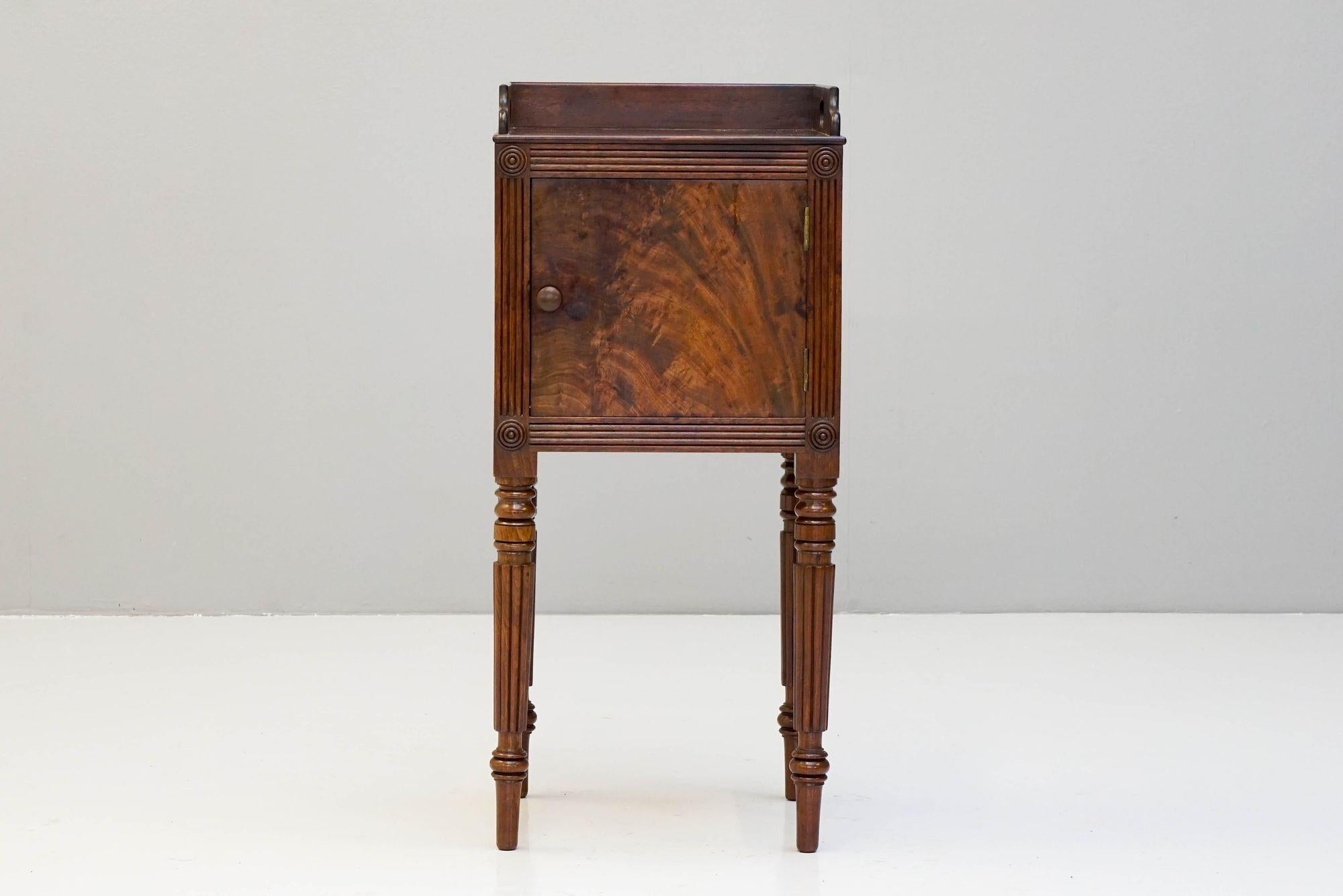 



Mesilla de noche de caoba de una puerta sobre patas retranqueadas.

Reino Unido Circa 1830

Alto 82cm x Ancho 37cm x Fondo 35cm






















