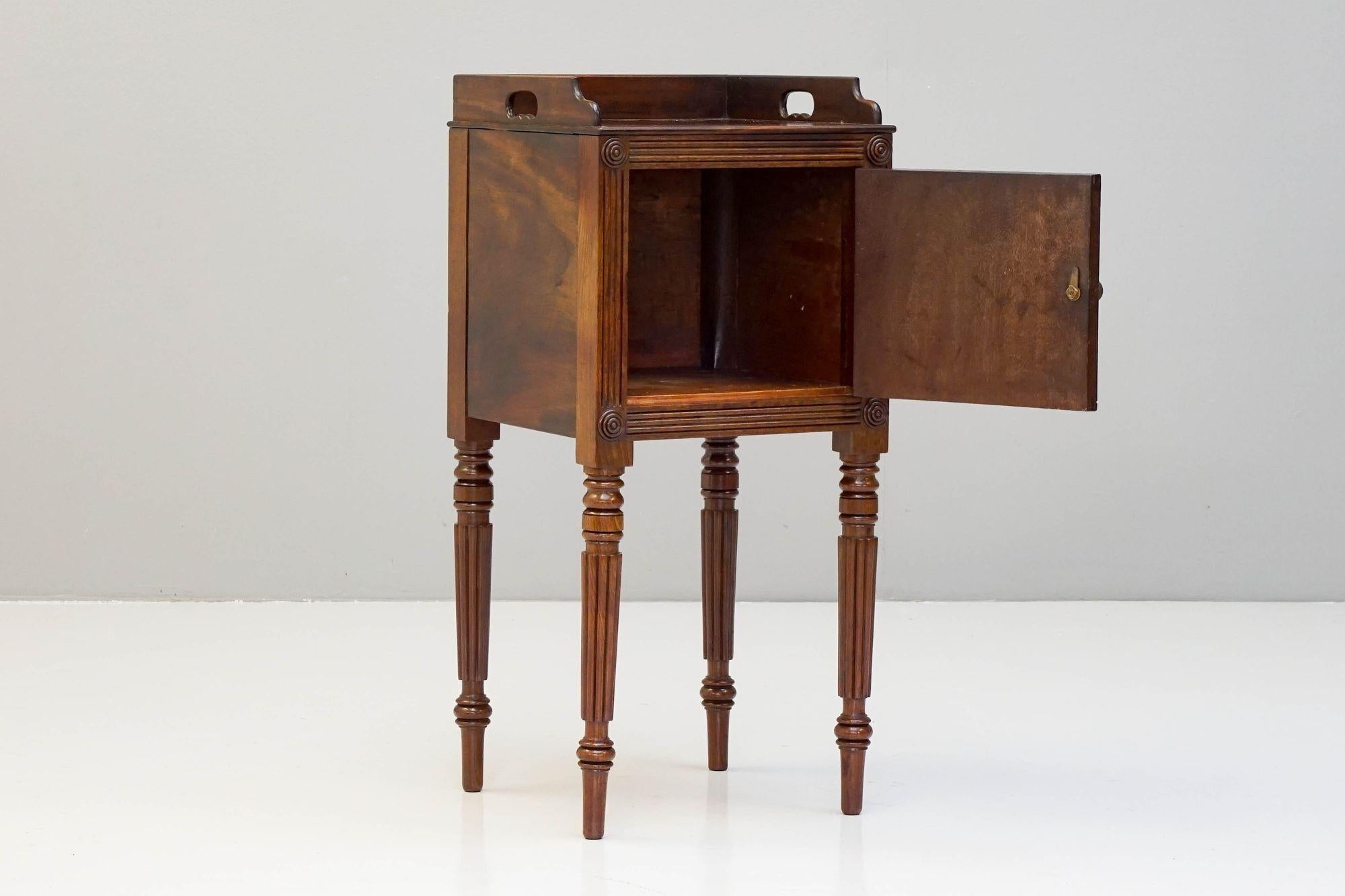 Mesilla de noche individual de caoba en Excelente estado para la venta en London, England