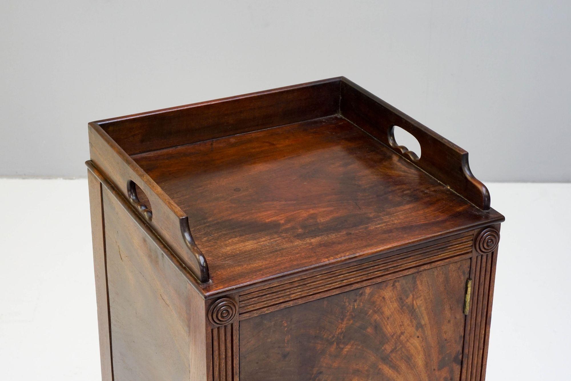 Mesilla de noche individual de caoba Mediados del siglo XIX en venta