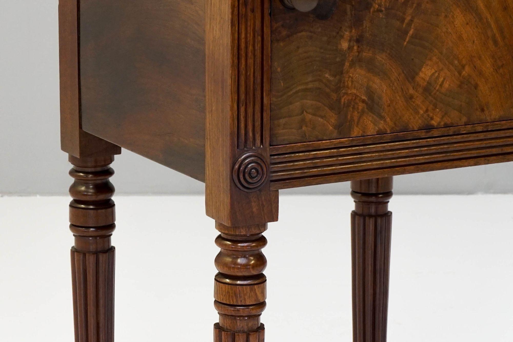 Mesilla de noche individual de caoba Caoba en venta