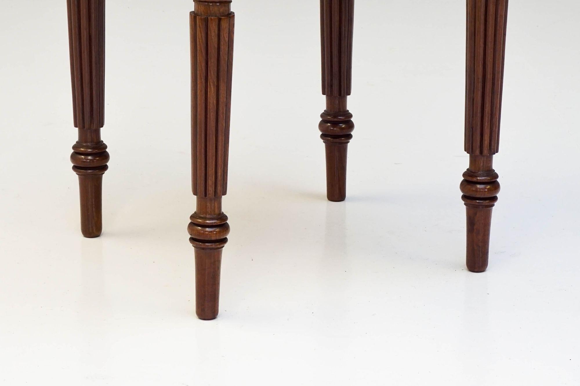 Mesilla de noche individual de caoba en venta 1