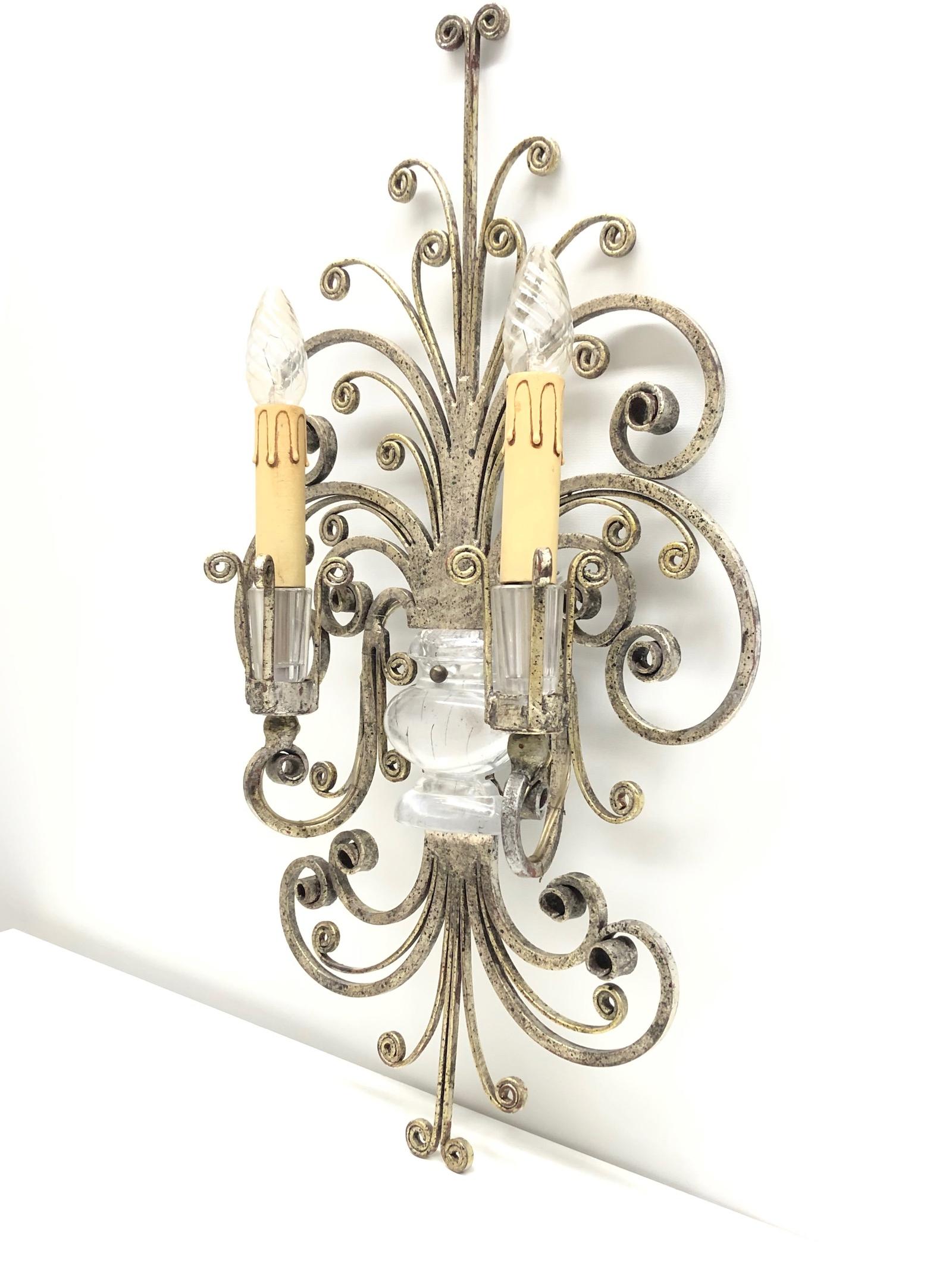 Single monumental Italian Crystal Urn Motif Flower Wall Sconce by Banci Florence In Good Condition For Sale In Nuernberg, DE