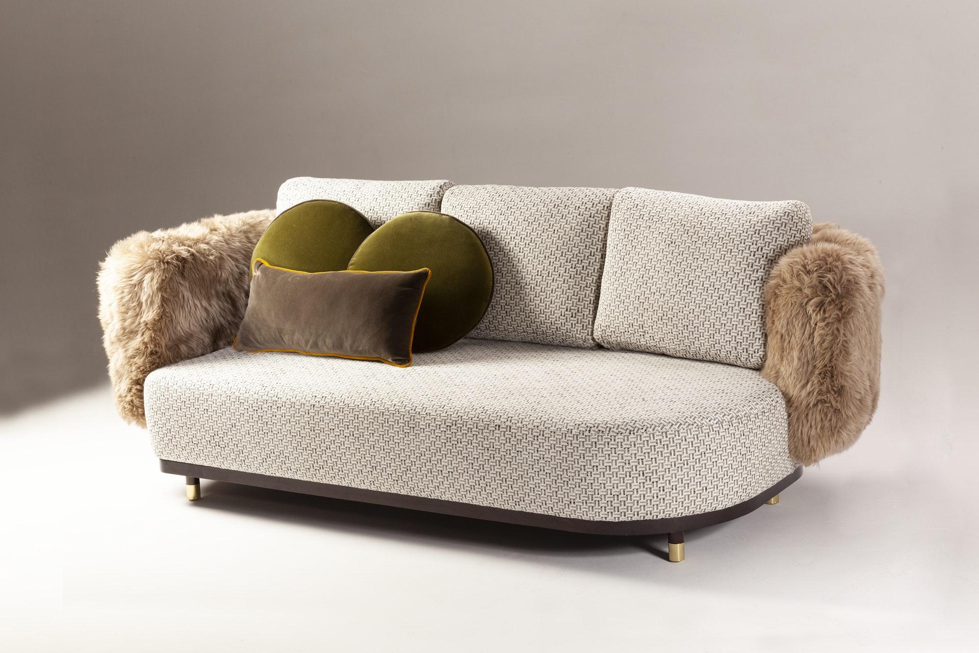 Single Man Couch 280 par Dooq
Mesures : L 280 x P 105 x H 83 cm
Matériaux : tissu d'ameublement et passepoil ou cuir, franges.

Dooq est une société de design qui a pour vocation de célébrer le luxe de la vie. Créer des designs qui stimulent les