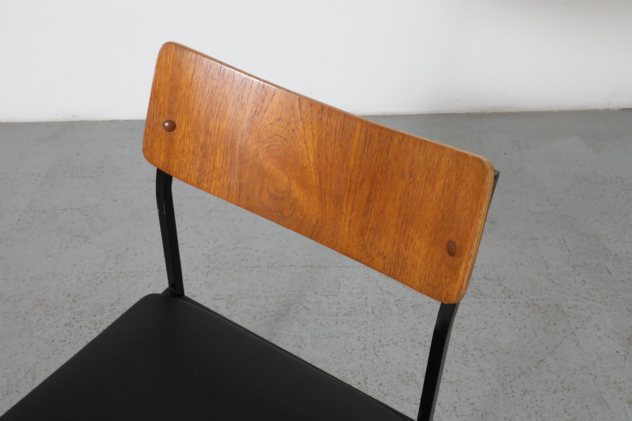 Chaise d'appoint unique de style Martin Visser en teck et Skai avec cadre en métal émaillé en vente 2