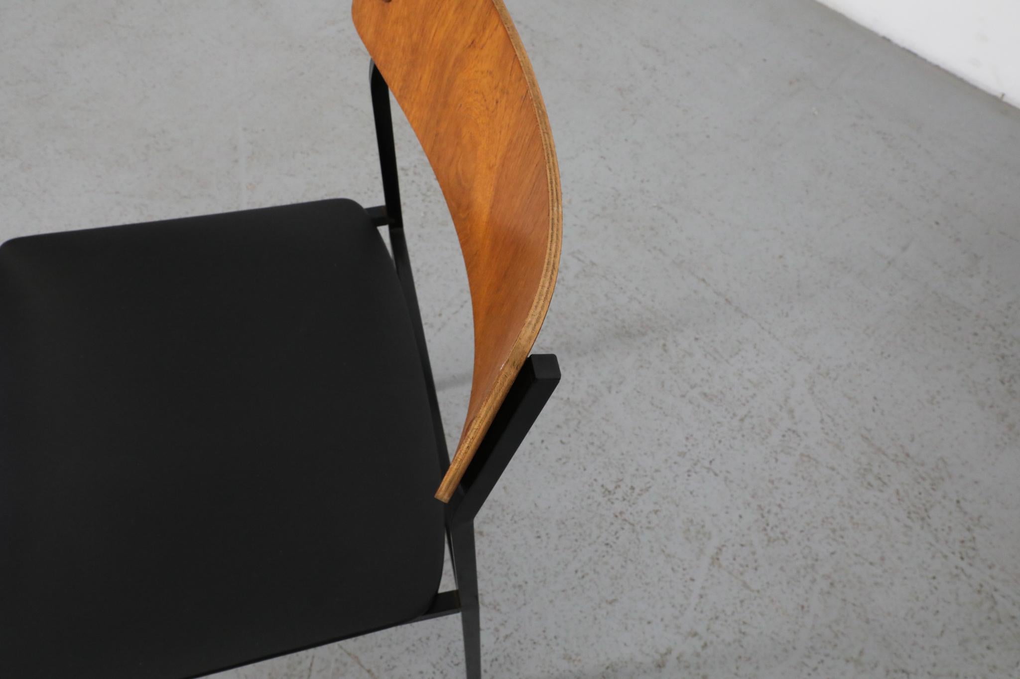 Chaise d'appoint unique de style Martin Visser en teck et Skai avec cadre en métal émaillé en vente 3