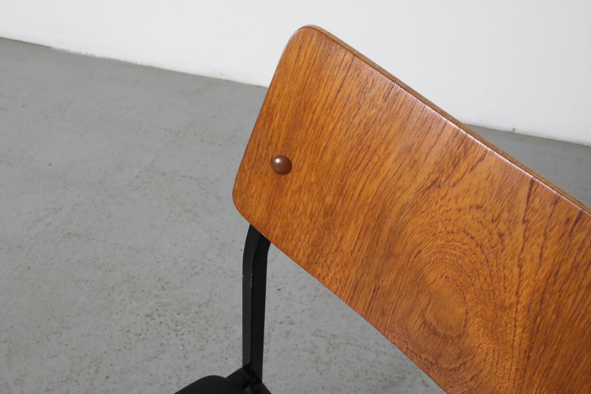 Chaise d'appoint unique de style Martin Visser en teck et Skai avec cadre en métal émaillé en vente 4