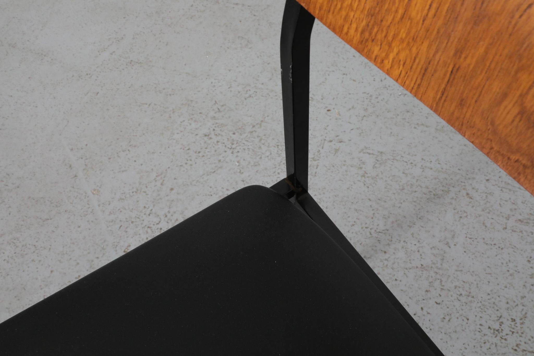 Chaise d'appoint unique de style Martin Visser en teck et Skai avec cadre en métal émaillé en vente 5