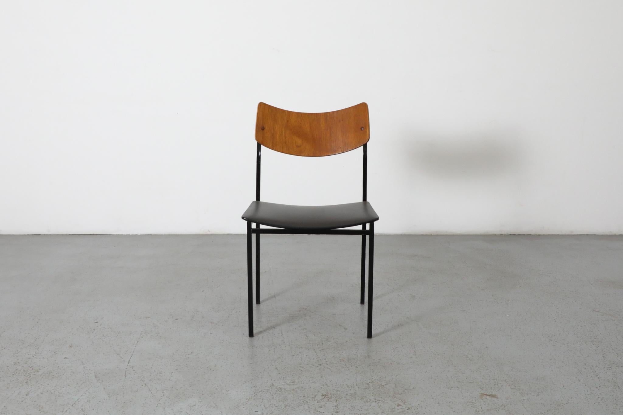 Chaise d'appoint simple de style Martin Visser avec structure en métal émaillé noir, dossier en teck et assise en skaï noir. En état d'origine avec des signes visibles d'usure correspondant à l'âge et à l'utilisation.