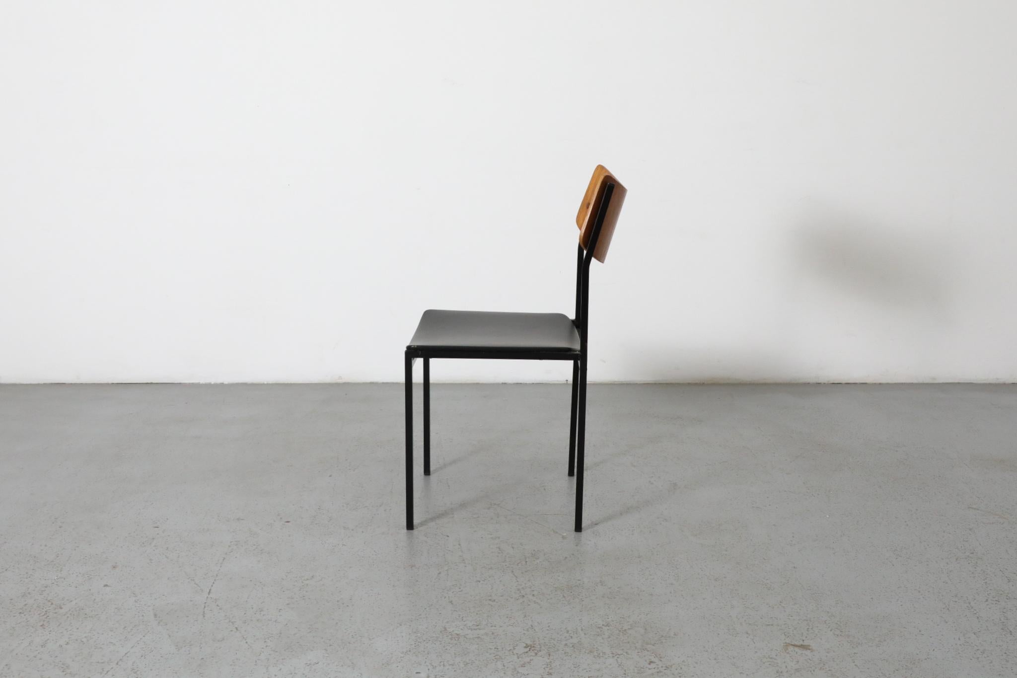 Néerlandais Chaise d'appoint unique de style Martin Visser en teck et Skai avec cadre en métal émaillé en vente