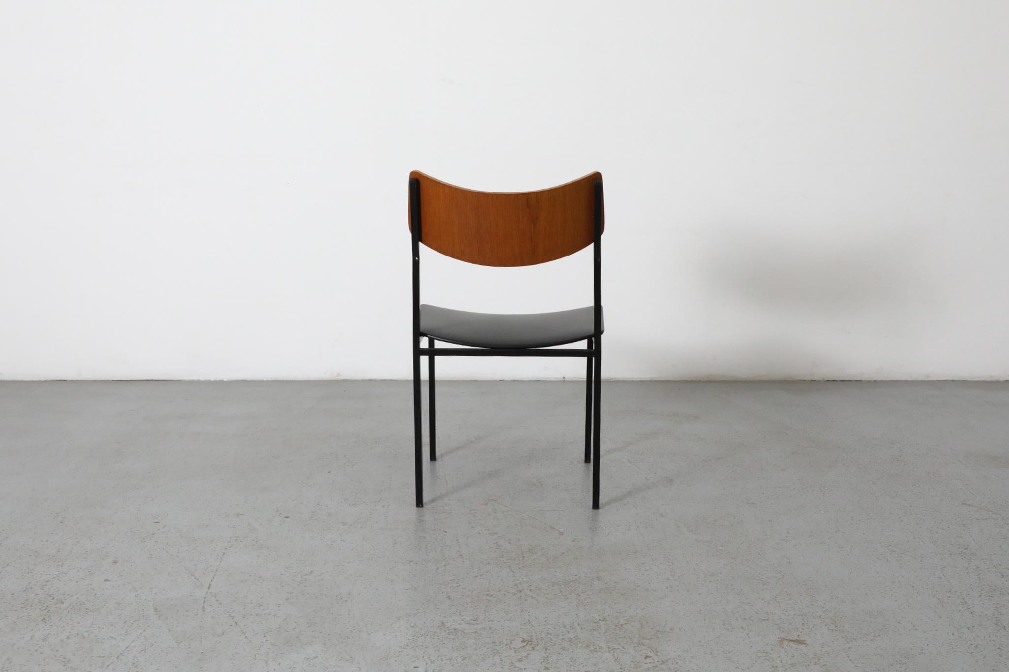 Chaise d'appoint unique de style Martin Visser en teck et Skai avec cadre en métal émaillé Bon état - En vente à Los Angeles, CA