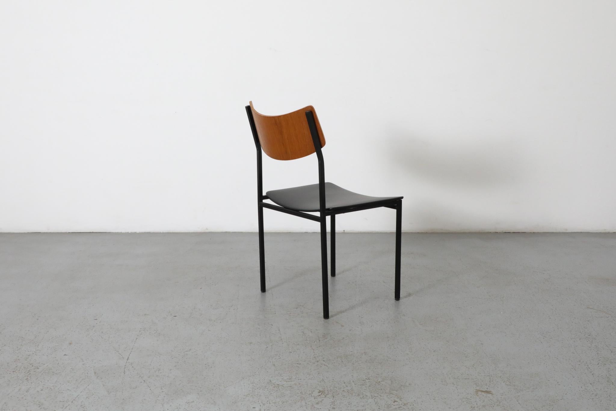 20ième siècle Chaise d'appoint unique de style Martin Visser en teck et Skai avec cadre en métal émaillé en vente