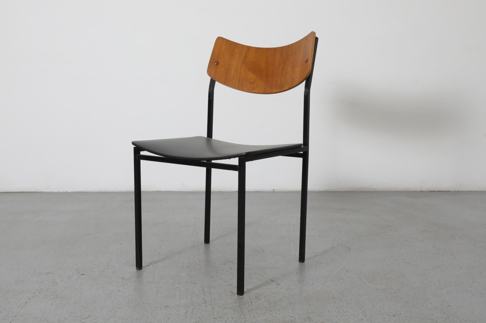 Chaise d'appoint unique de style Martin Visser en teck et Skai avec cadre en métal émaillé en vente 1