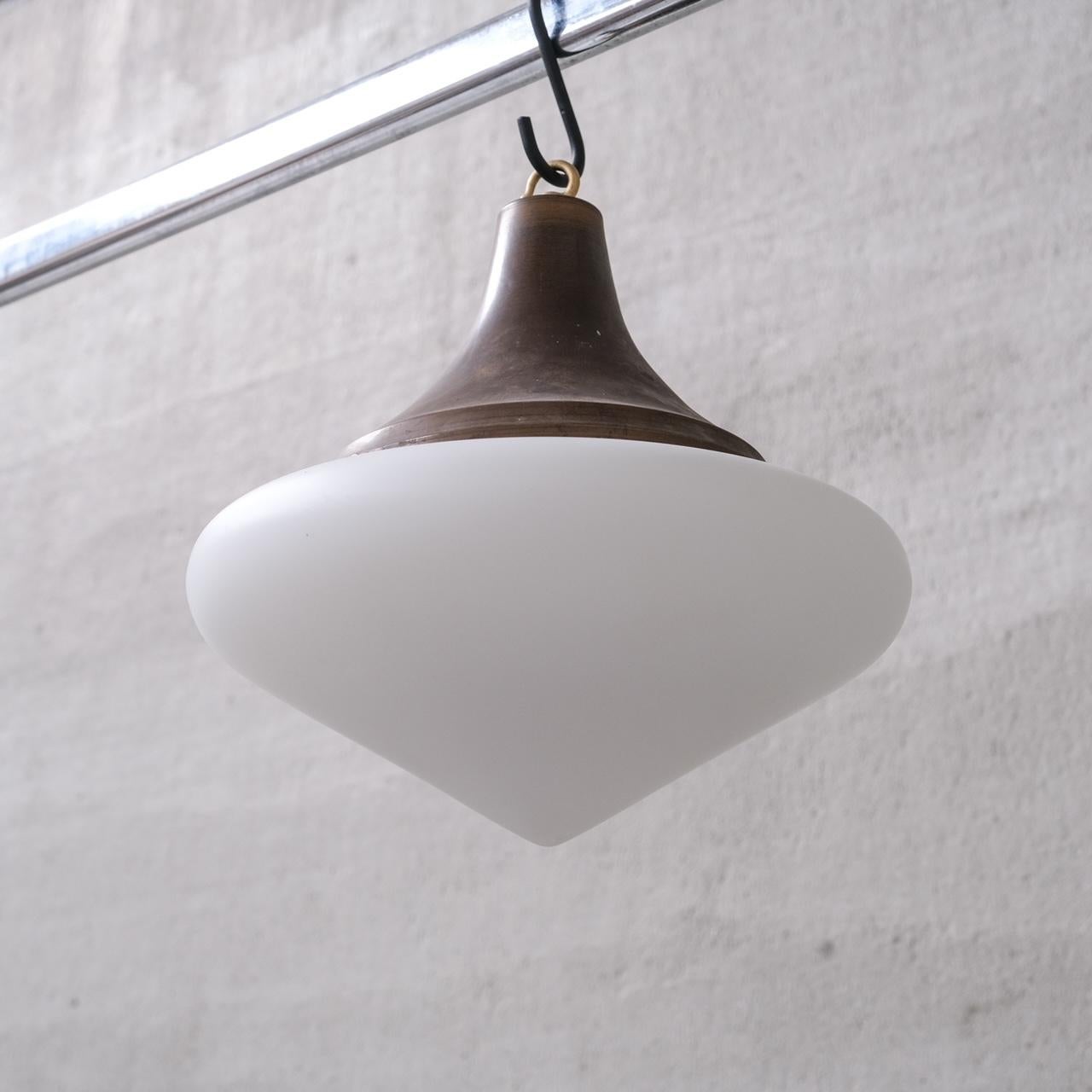 Lampe à suspension simple en verre opalin mat du milieu du siècle dernier Bon état - En vente à London, GB