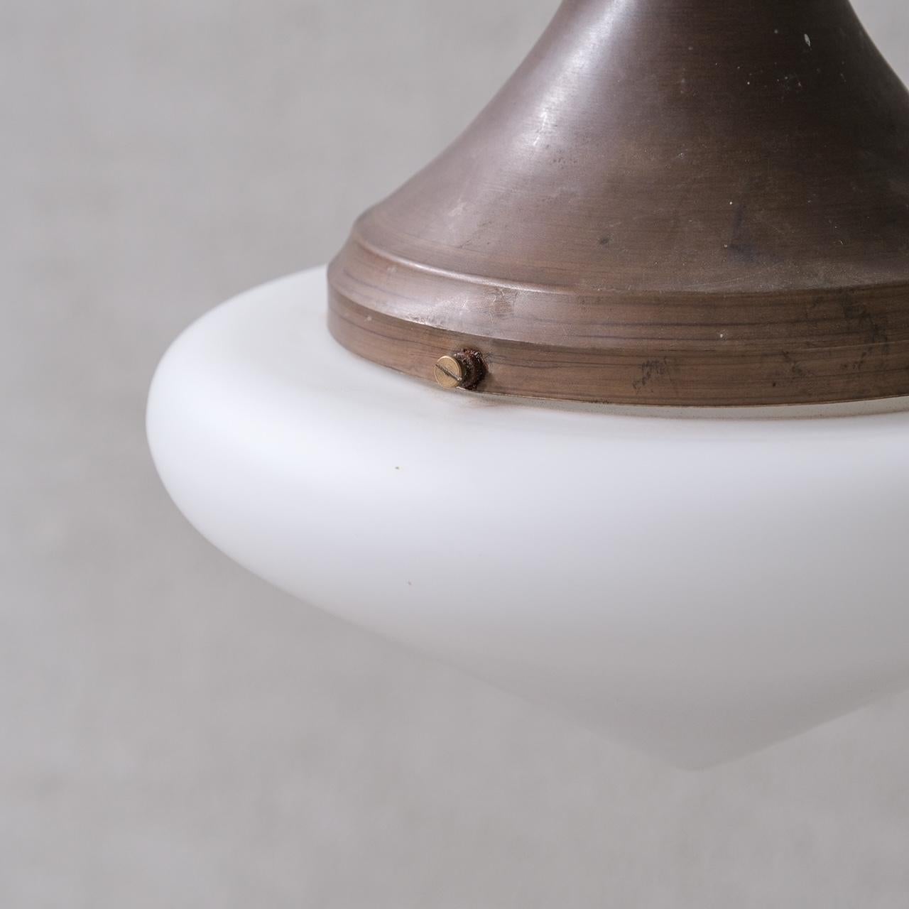 Lampe à suspension simple en verre opalin mat du milieu du siècle dernier en vente 1