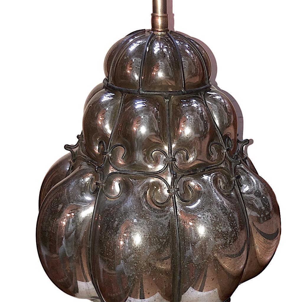 Lampe de table française en verre au mercure datant d'environ 1930.

Mesures :
Hauteur du corps : 18 pouces
Diamètre au plus large : 10