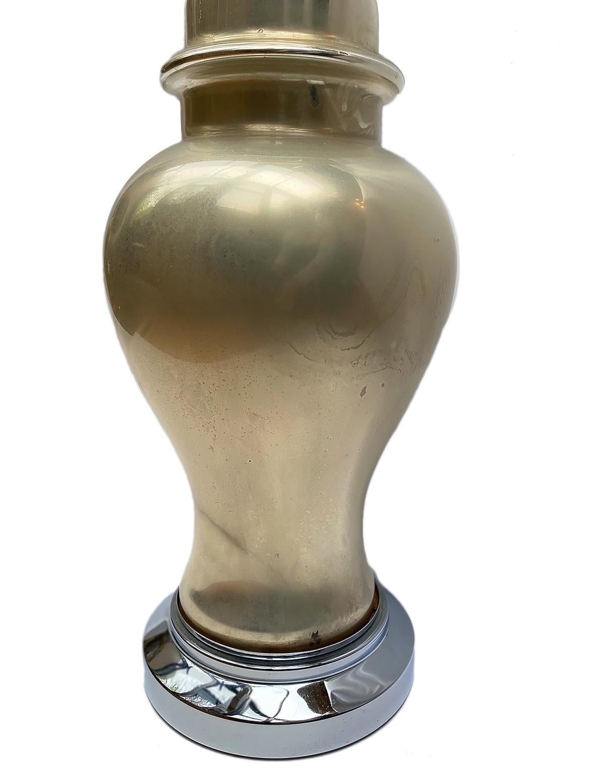 Une seule lampe de table française des années 1920 en verre au mercure avec des bases en métal argenté.

Mesures :
Hauteur 18