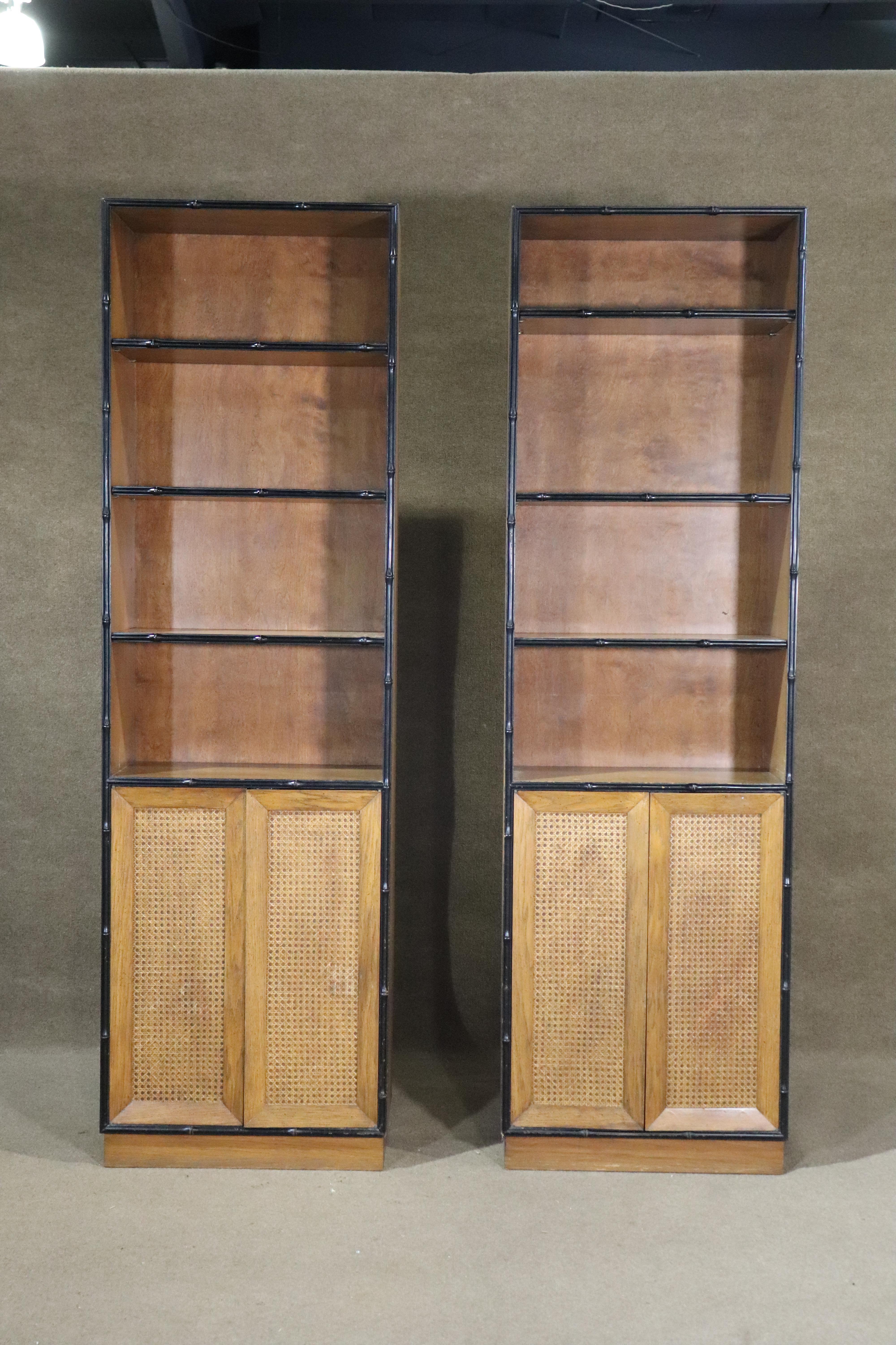 L'inserzione si riferisce a una singola libreria (2 disponibili) in noce con finiture in stile bambù nero. Quattro profondi ripiani sulla parte superiore con una base a due ante in vimini.
** Si prega di indicare l'unità che si sta acquistando **

