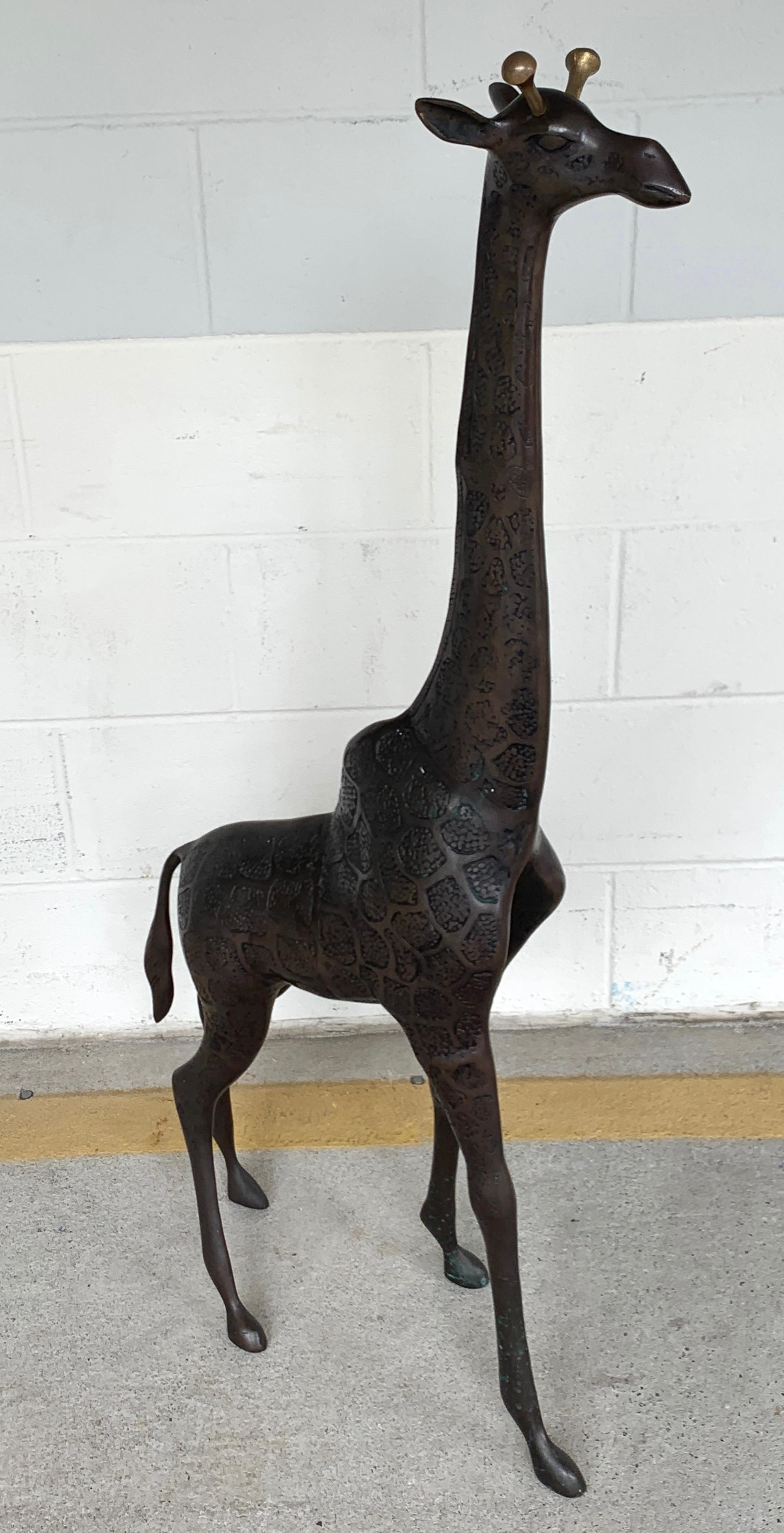 Single midcentury bronze sculpture of a giraffe, realistically cast and modeled. Can be used indoors or outdoors.