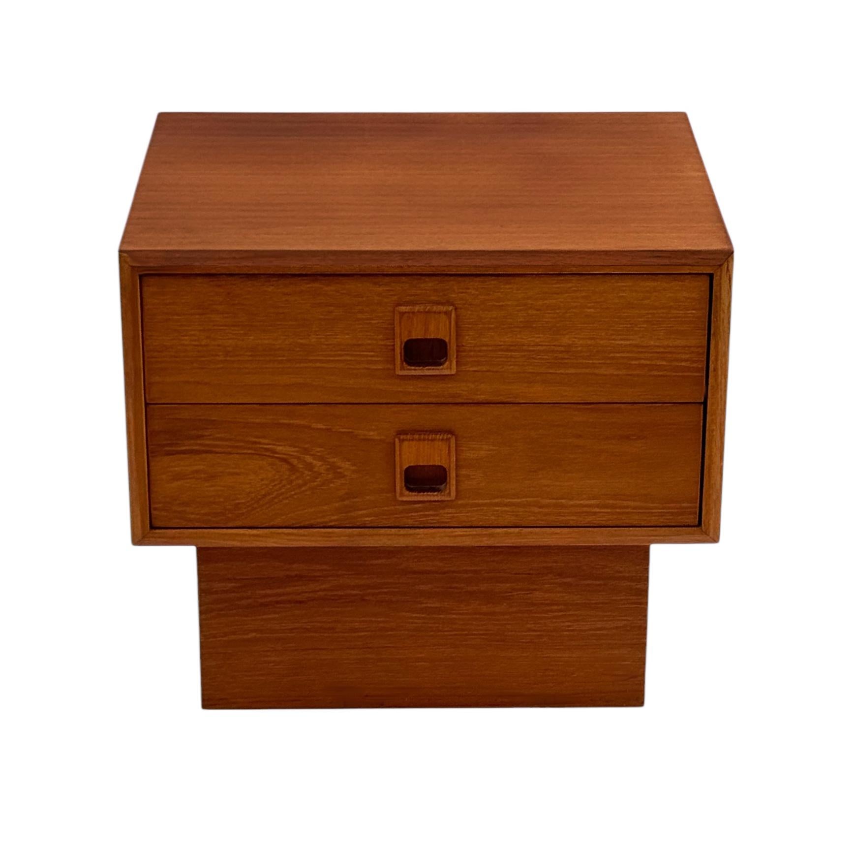 Single Mid Century Danish Modern Nightstand, Side Table or Cabinet in Teak In Good Condition In Philadelphia, PA