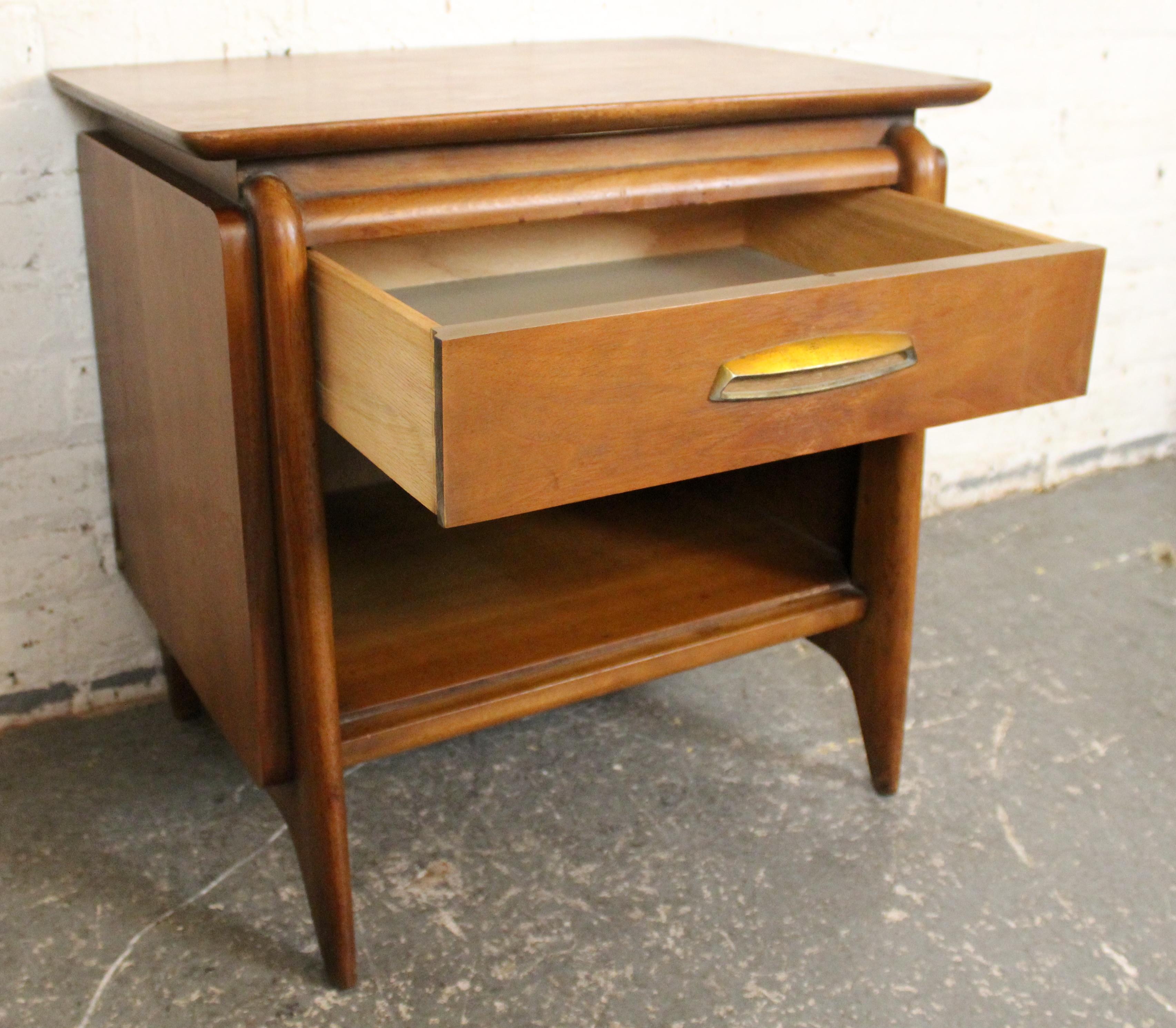 Comodino singolo Mid-Century Drexel 'Projection' in noce in vendita 7