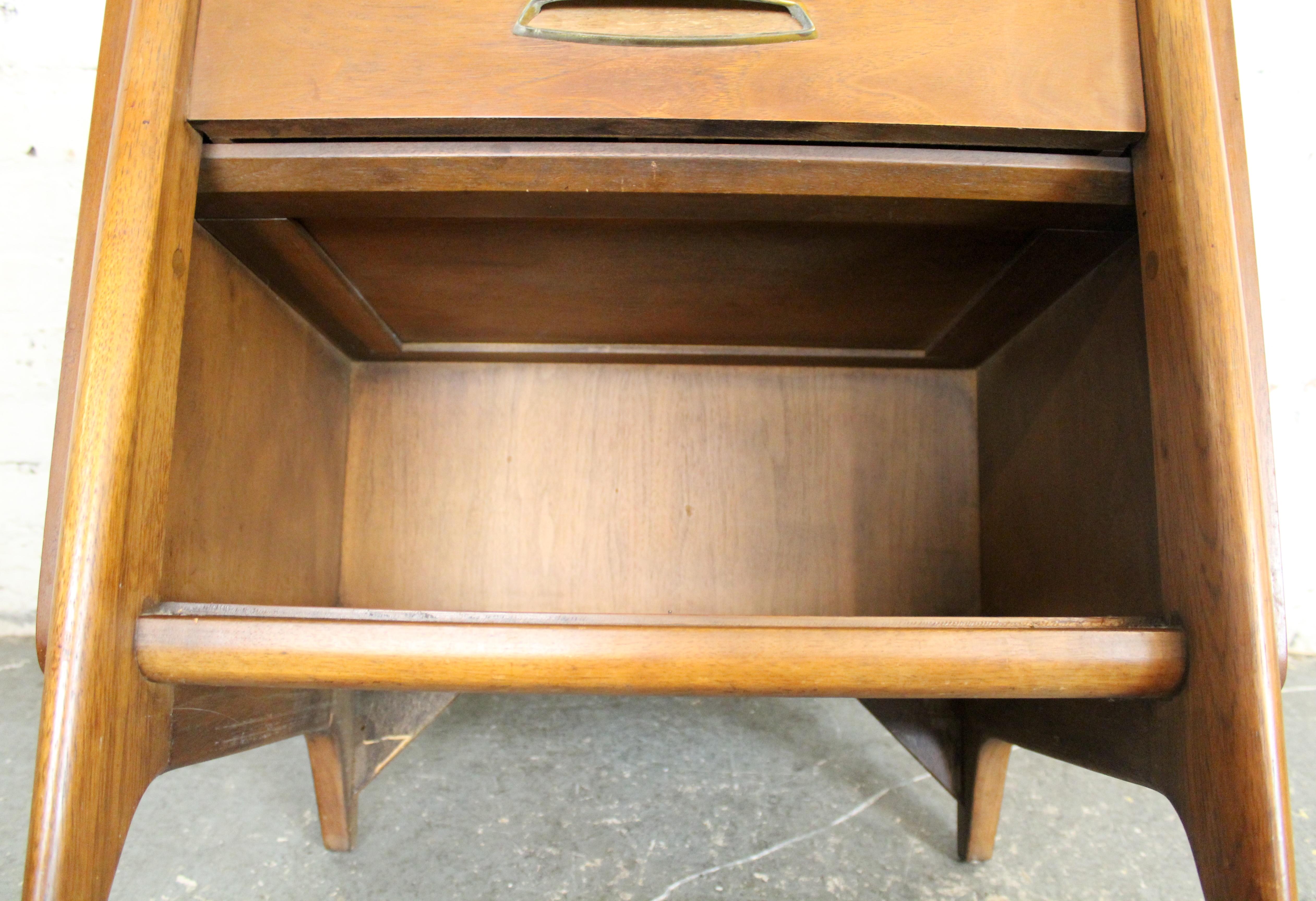 Comodino singolo Mid-Century Drexel 'Projection' in noce in vendita 9