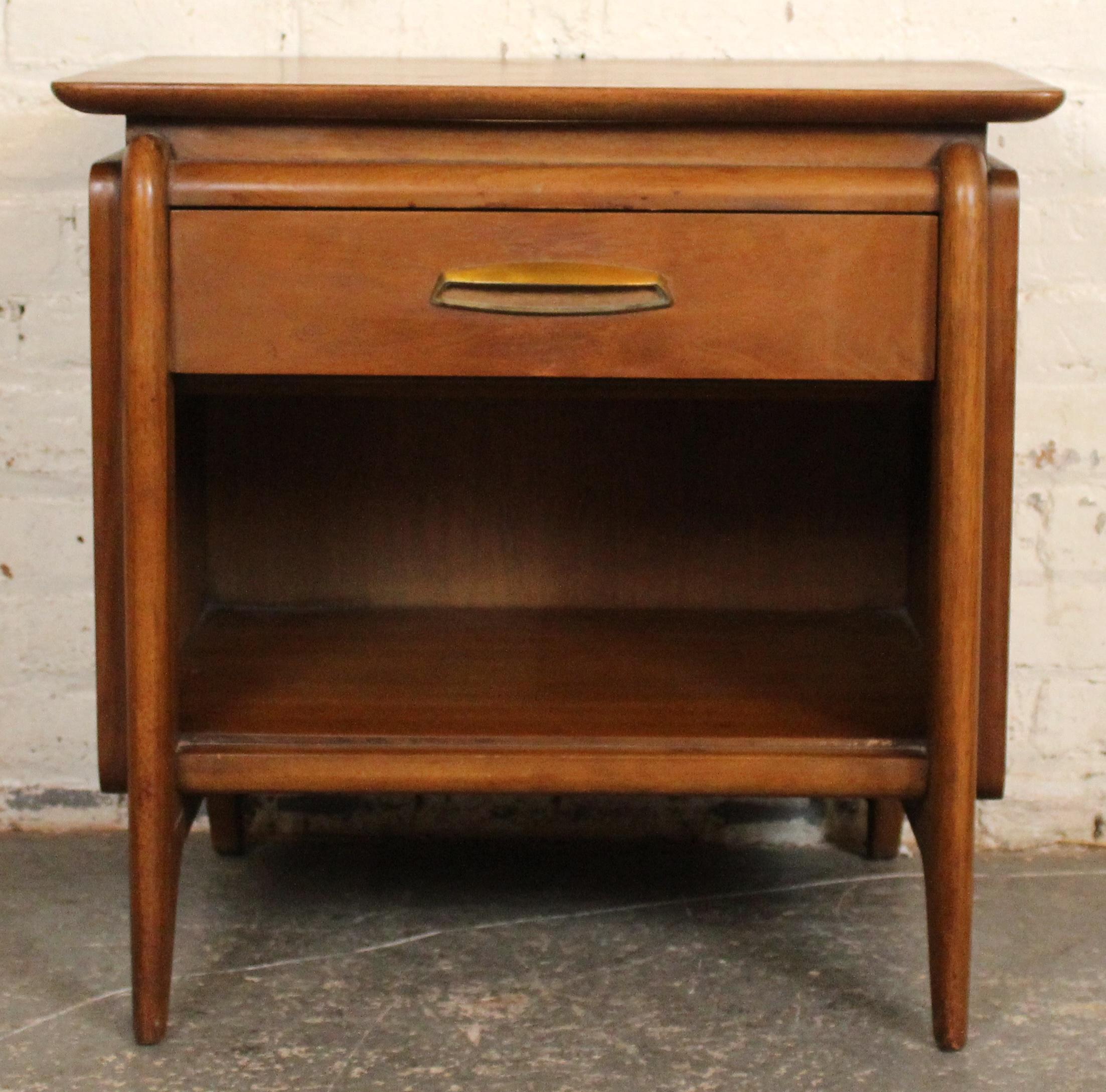 Un sorprendente comodino Mid-Century Modern dell'iconica linea 
