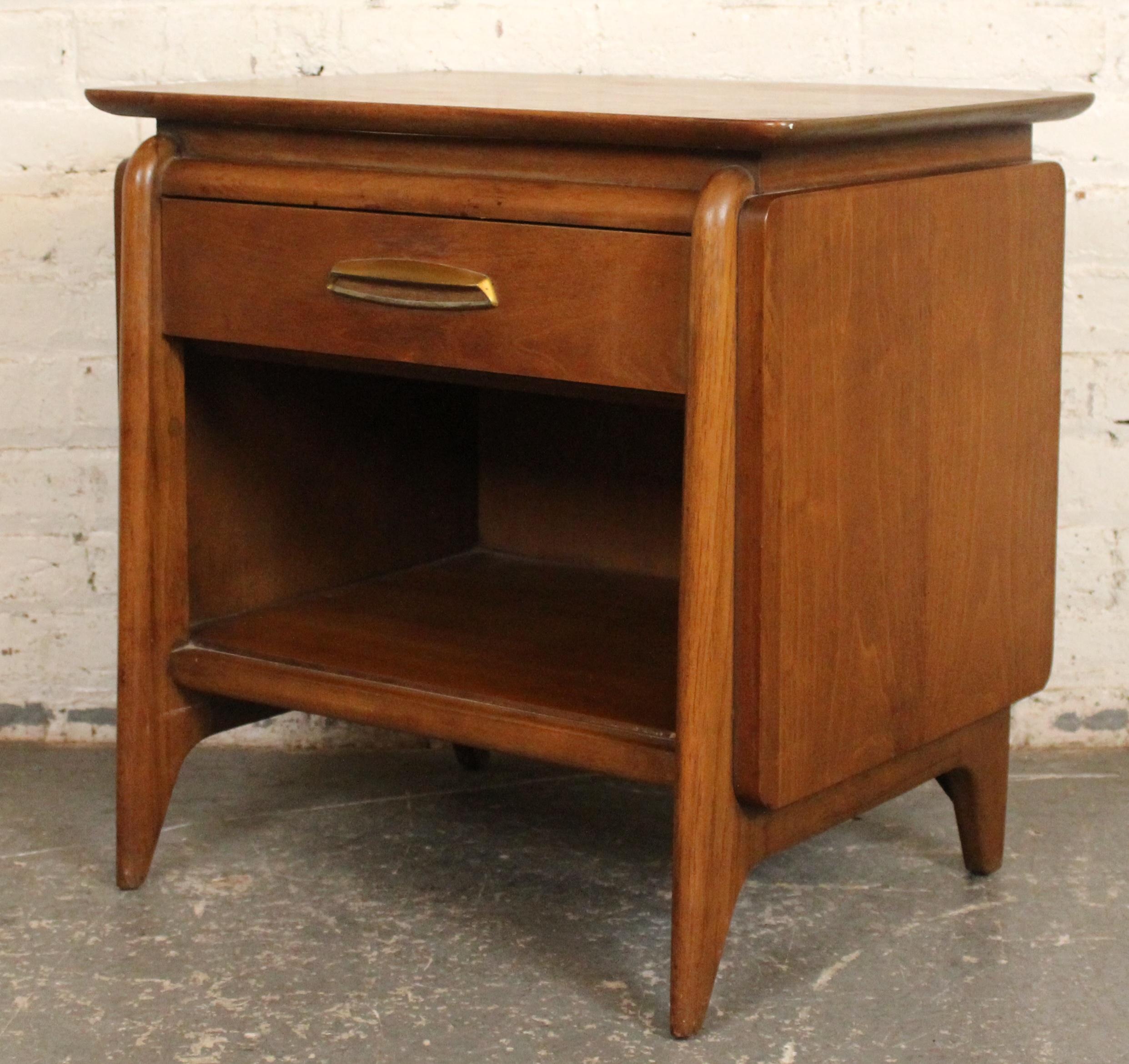 Mid-Century moderno Comodino singolo Mid-Century Drexel 'Projection' in noce in vendita