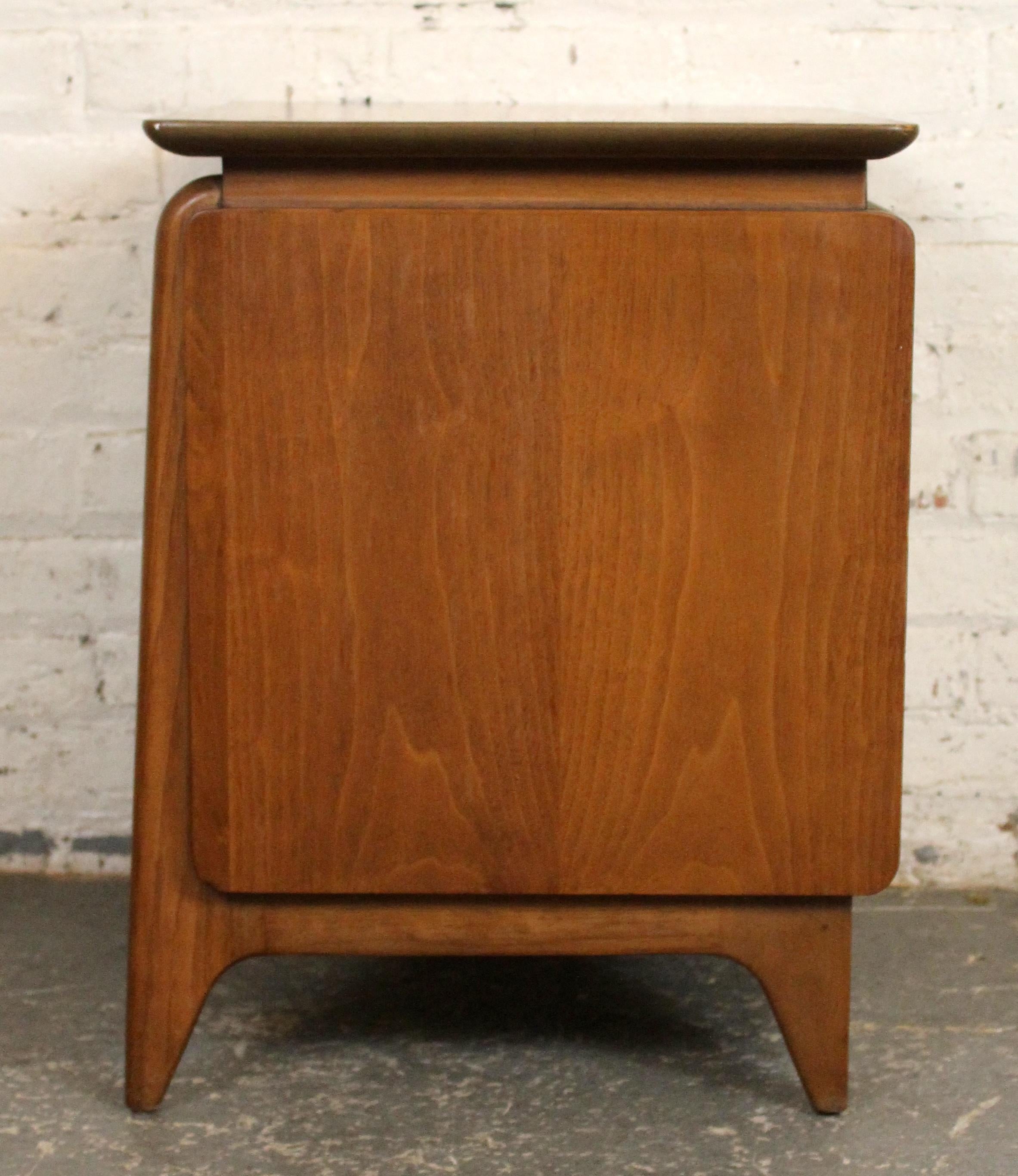Americano Comodino singolo Mid-Century Drexel 'Projection' in noce in vendita