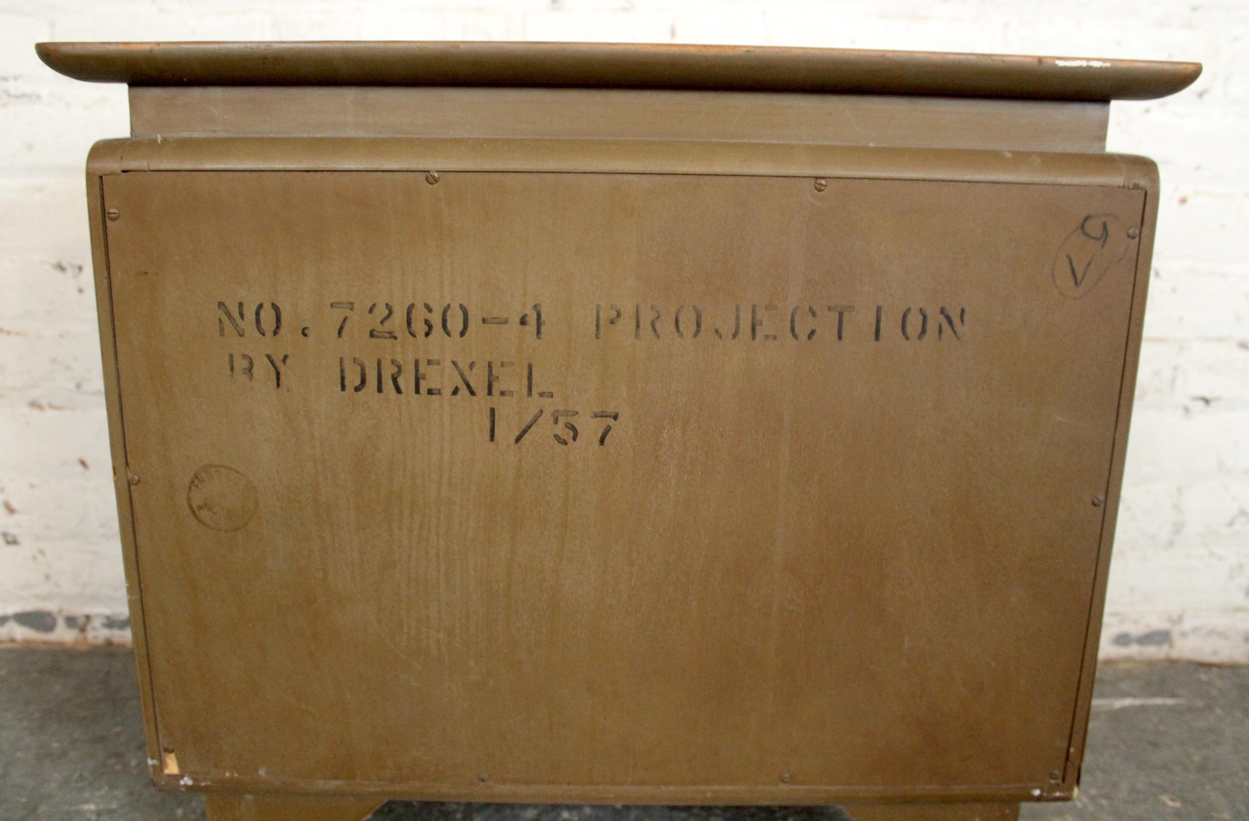 XX secolo Comodino singolo Mid-Century Drexel 'Projection' in noce in vendita