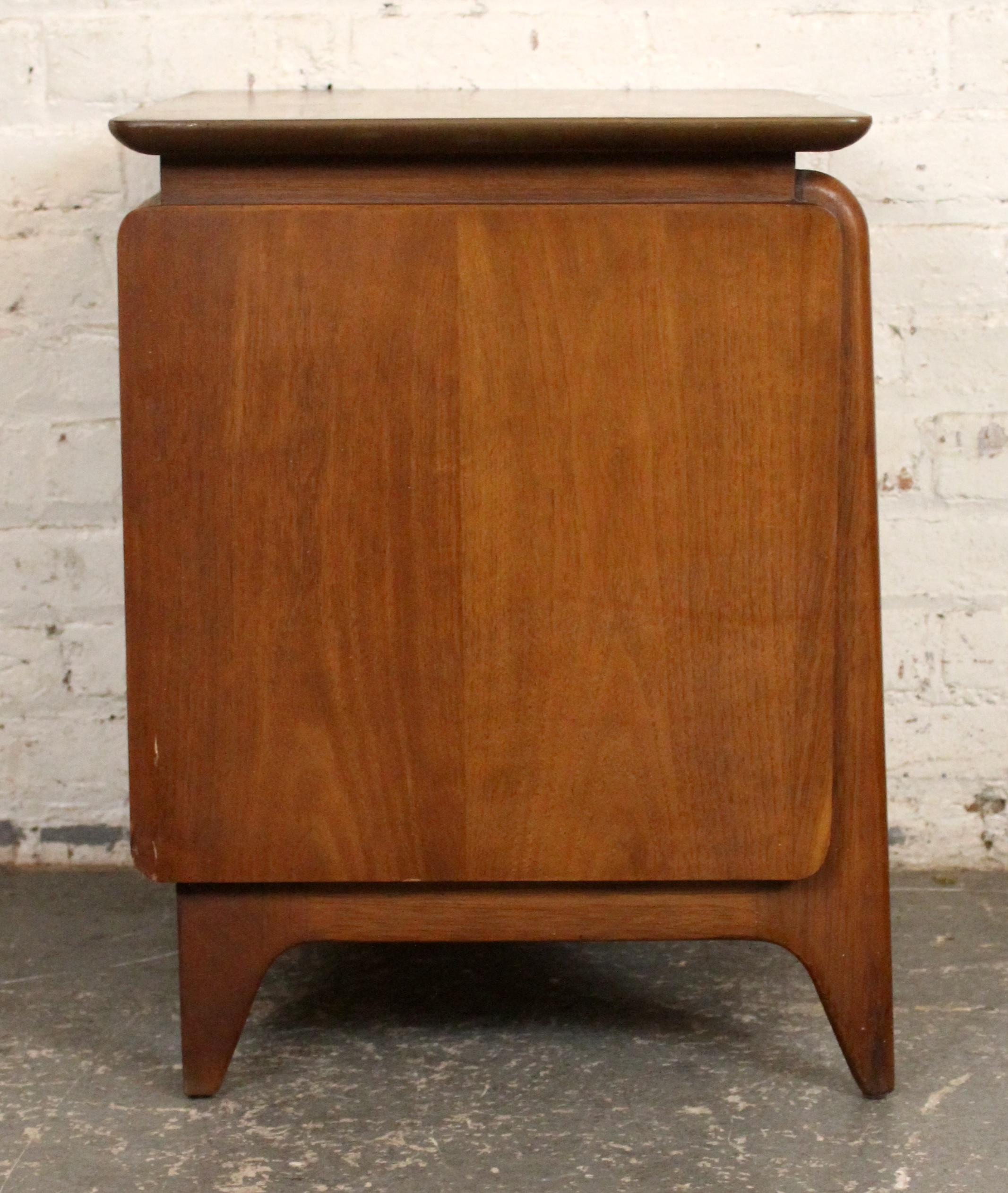 Ottone Comodino singolo Mid-Century Drexel 'Projection' in noce in vendita
