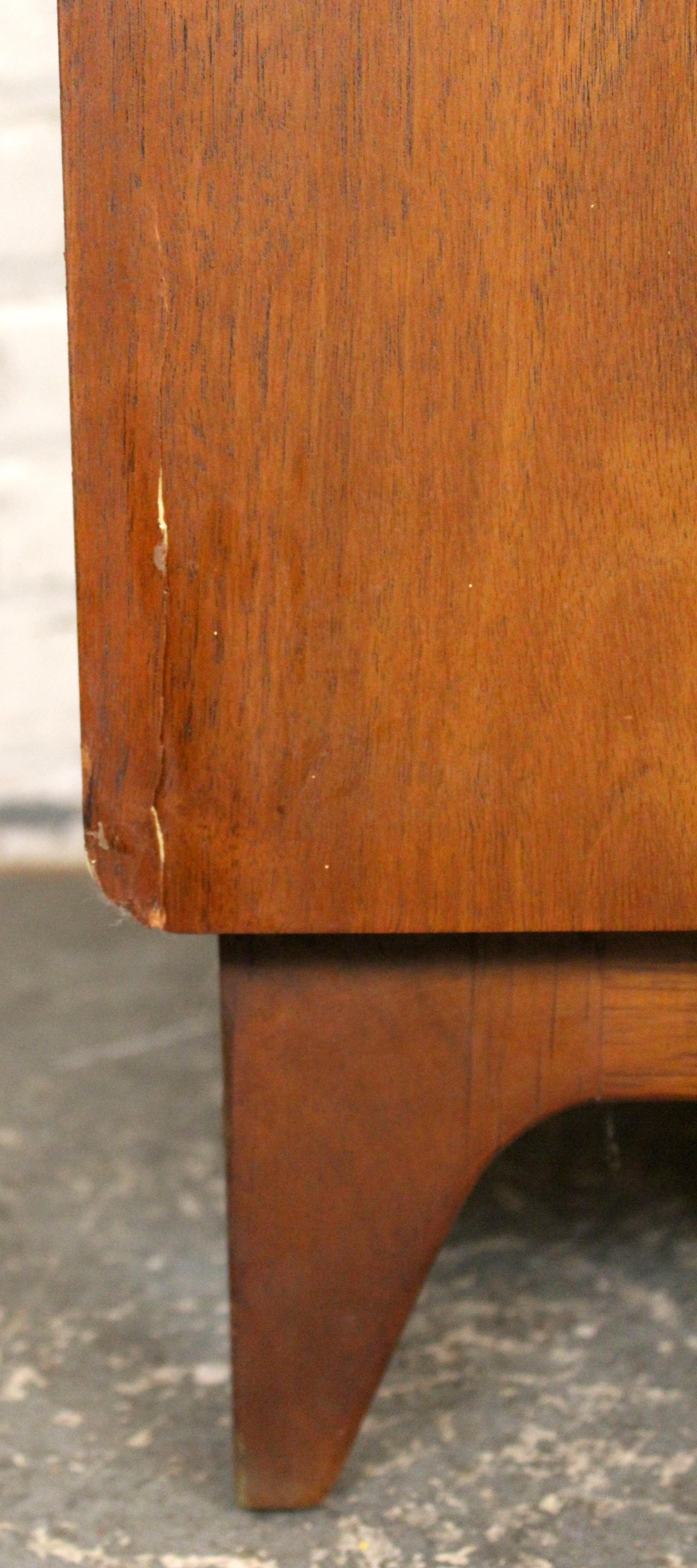Comodino singolo Mid-Century Drexel 'Projection' in noce in vendita 1