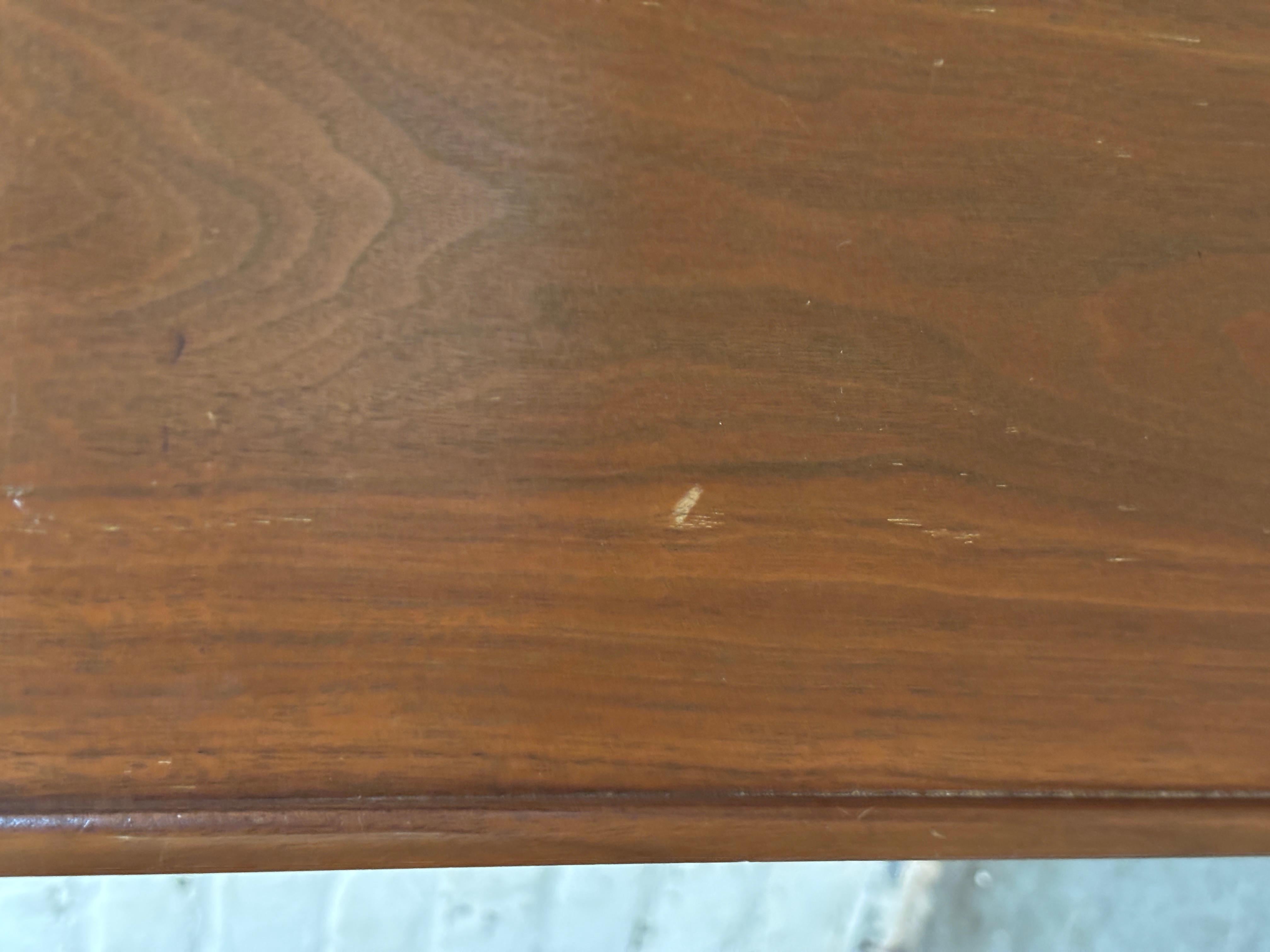 Table d'appoint simple du milieu du siècle avec plateau extractible en vente 4