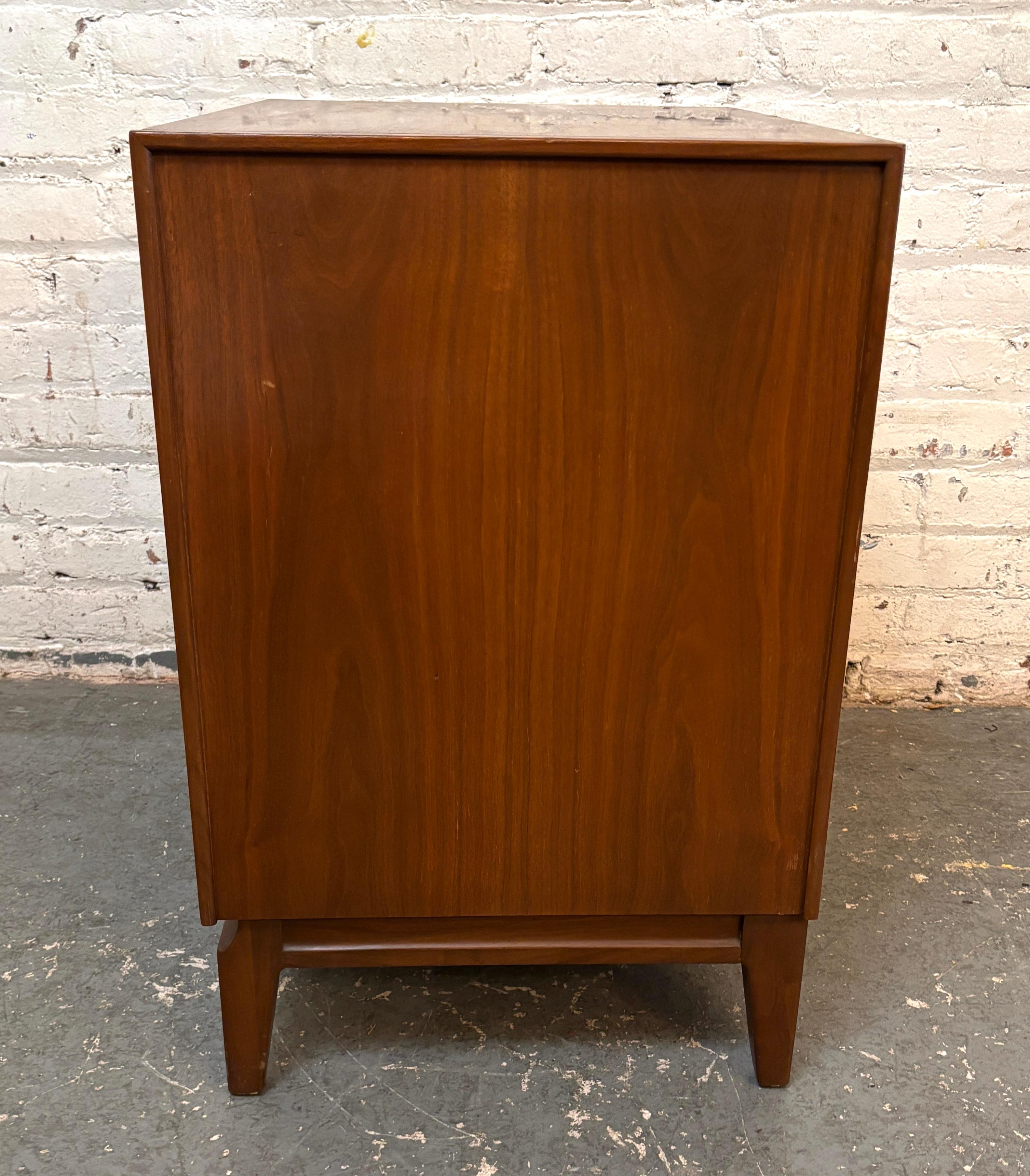 Table d'appoint simple du milieu du siècle avec plateau extractible en vente 5