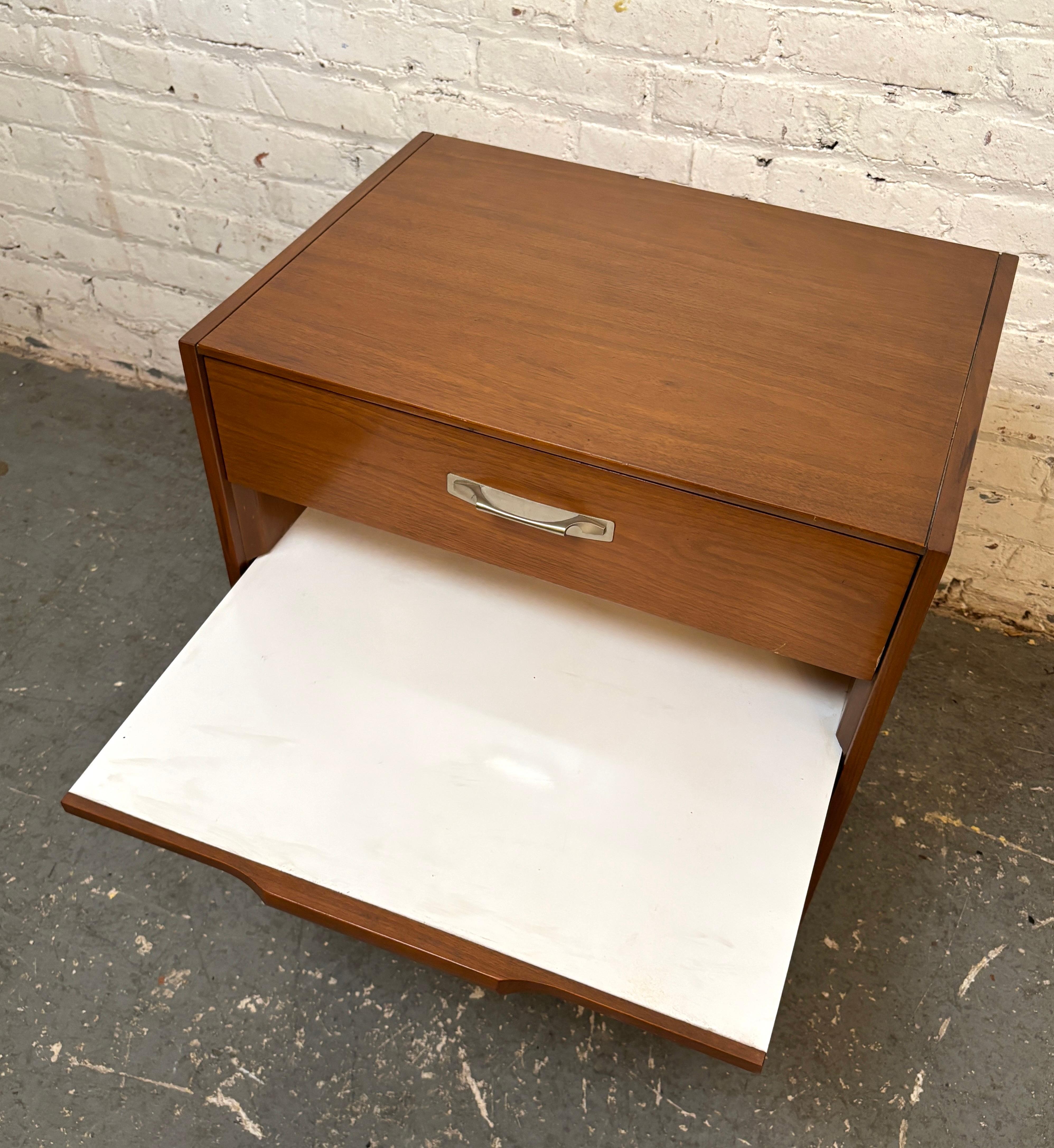 Table d'appoint simple du milieu du siècle avec plateau extractible Bon état - En vente à Brooklyn, NY