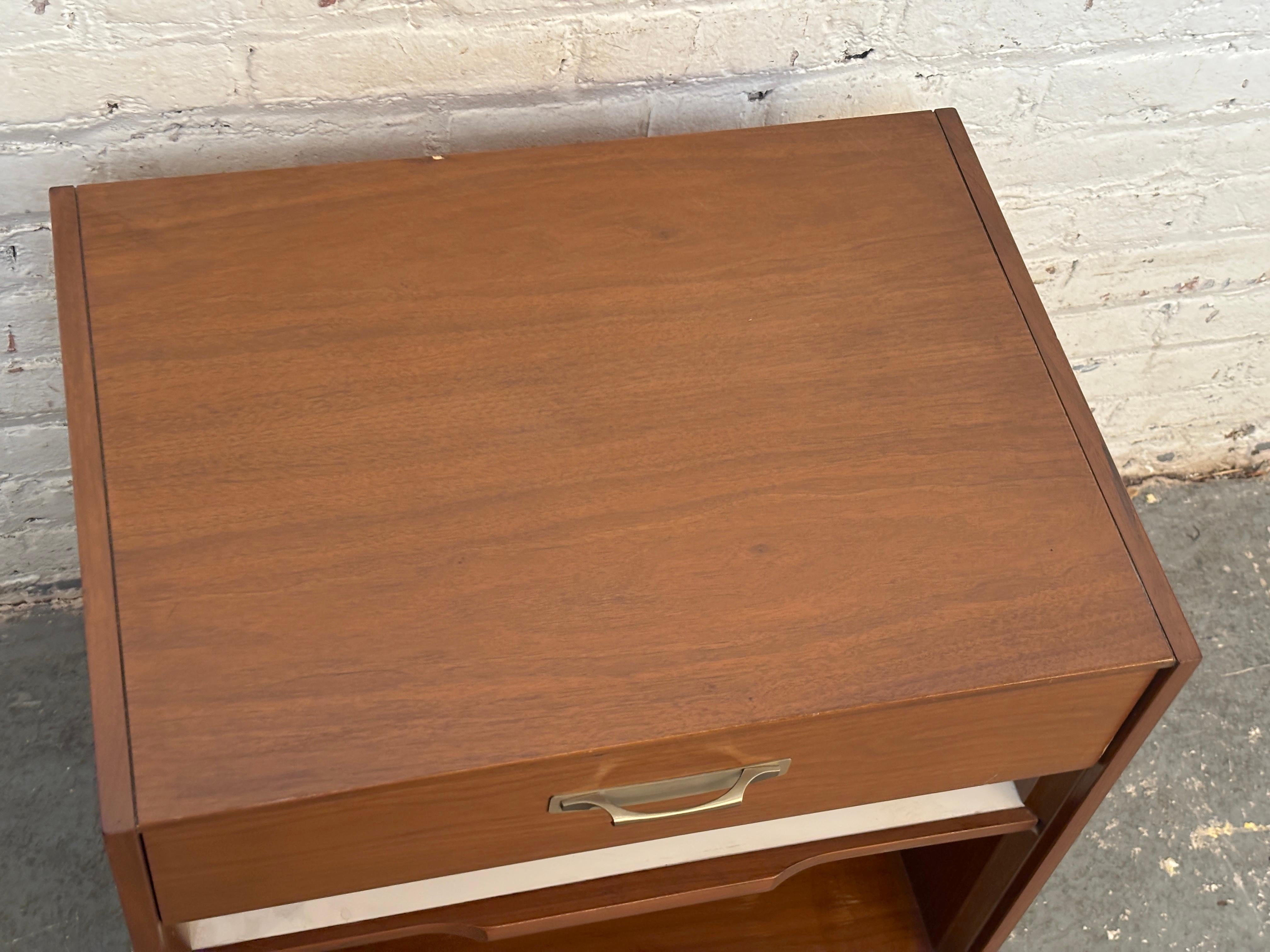 20ième siècle Table d'appoint simple du milieu du siècle avec plateau extractible en vente