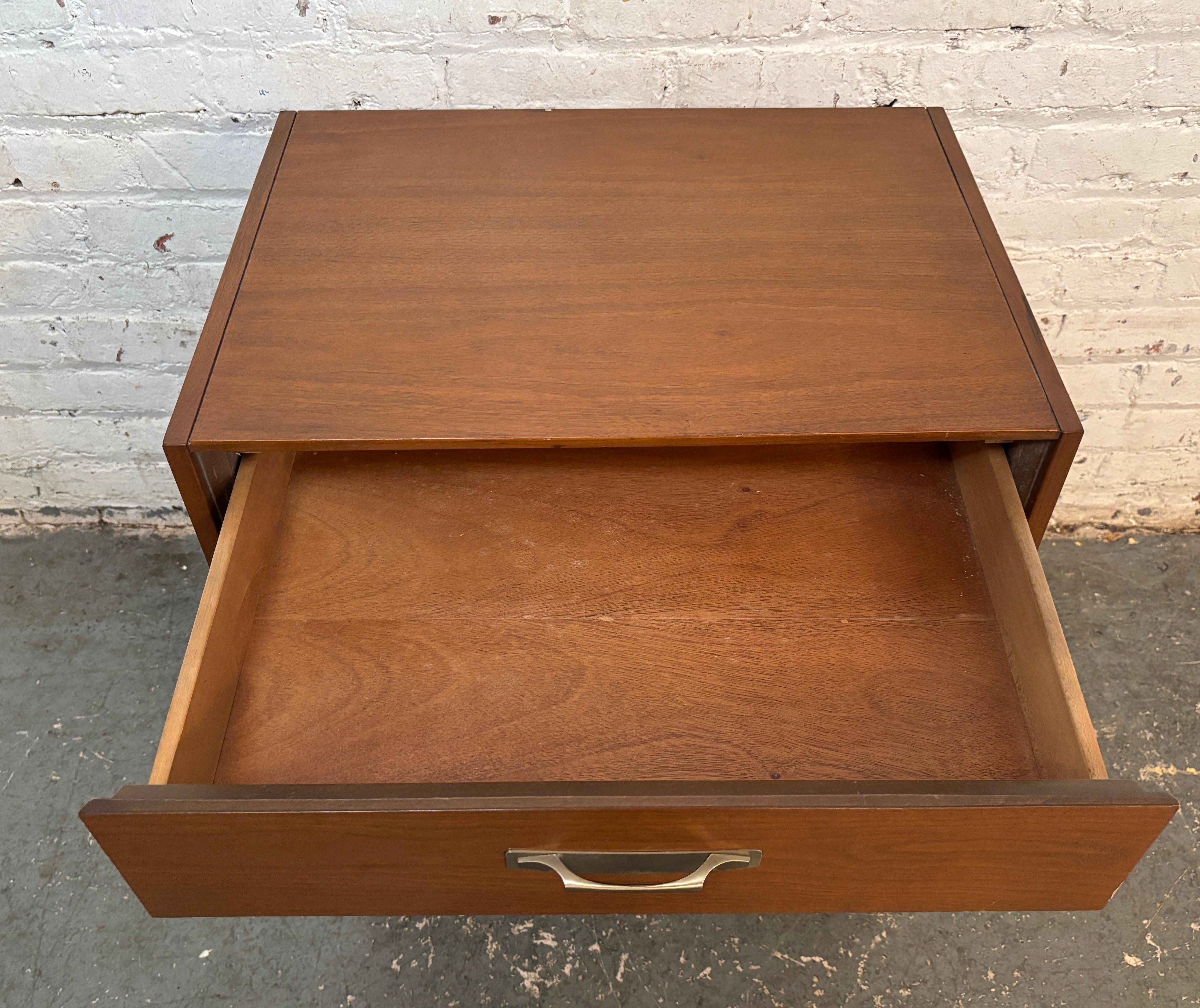 Noyer Table d'appoint simple du milieu du siècle avec plateau extractible en vente
