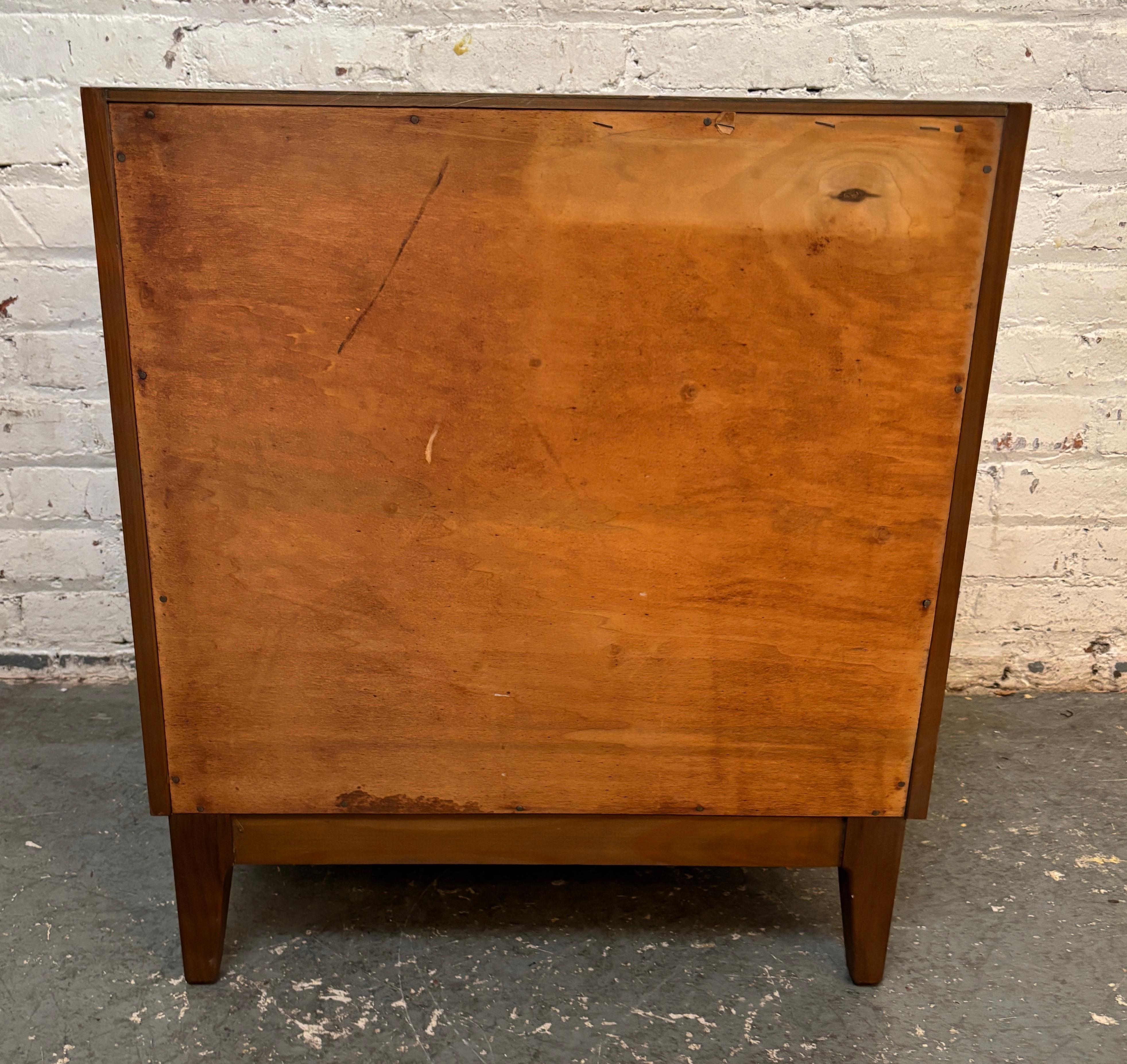 Table d'appoint simple du milieu du siècle avec plateau extractible en vente 1