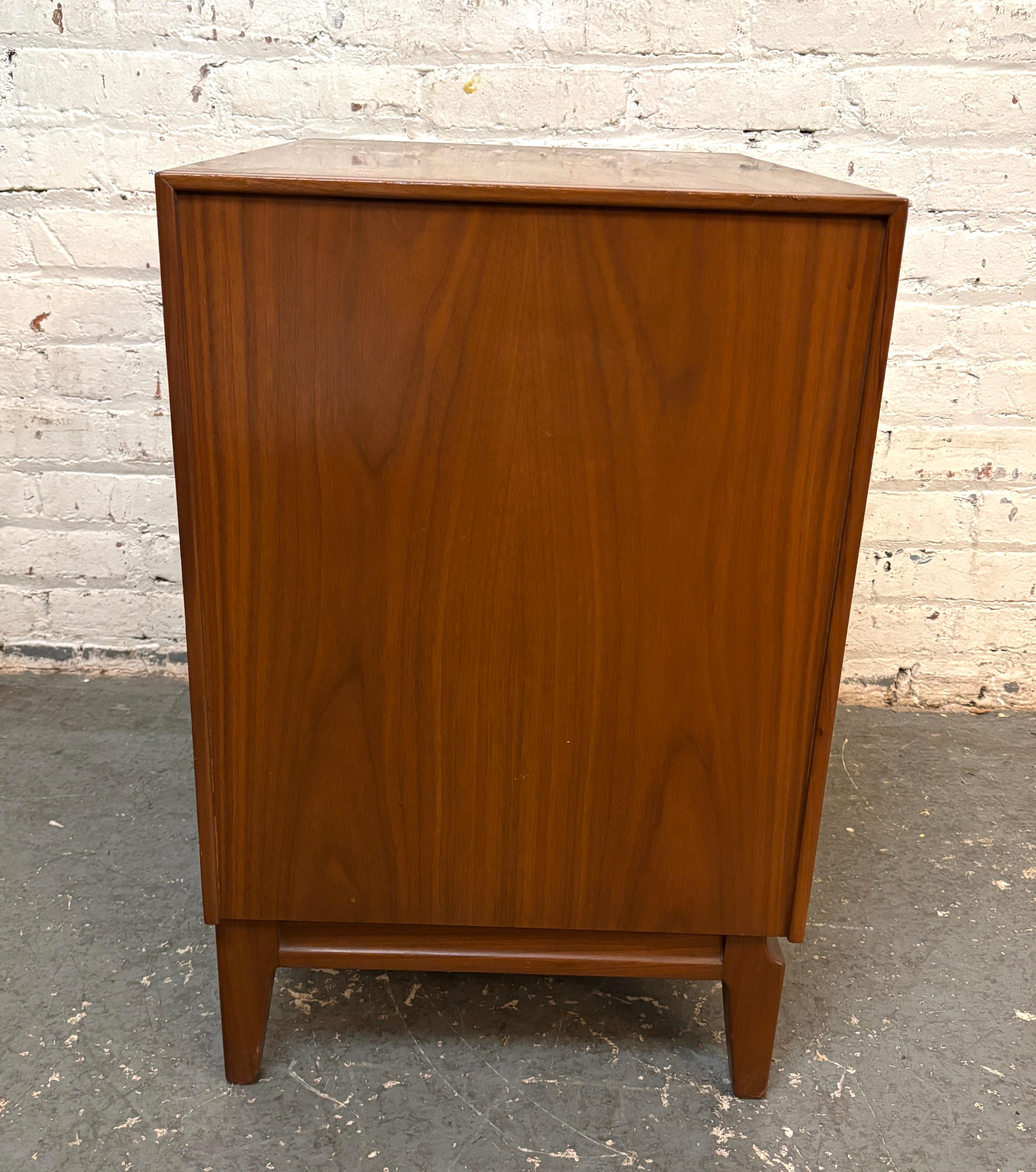 Table d'appoint simple du milieu du siècle avec plateau extractible en vente 2