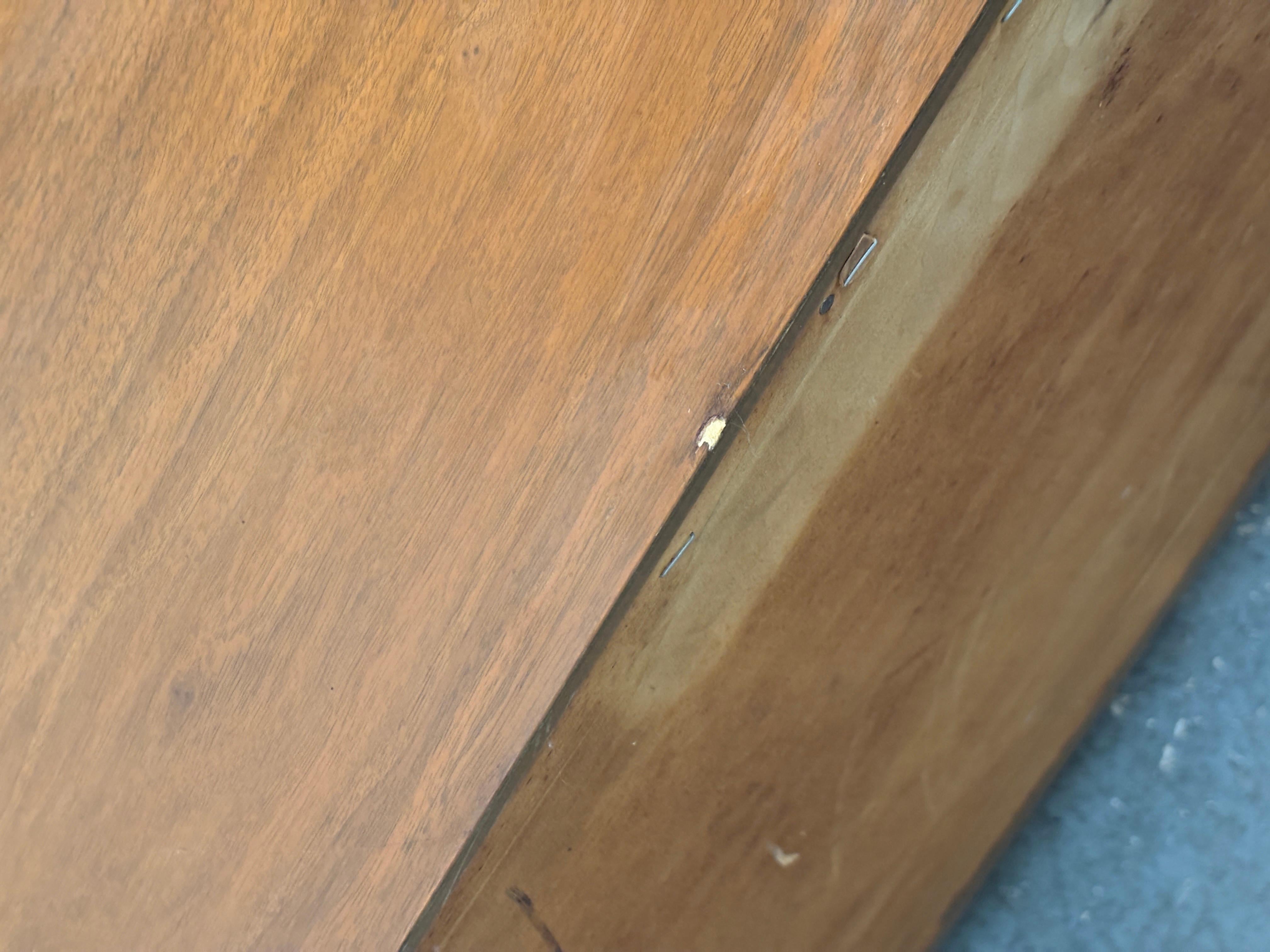 Table d'appoint simple du milieu du siècle avec plateau extractible en vente 3