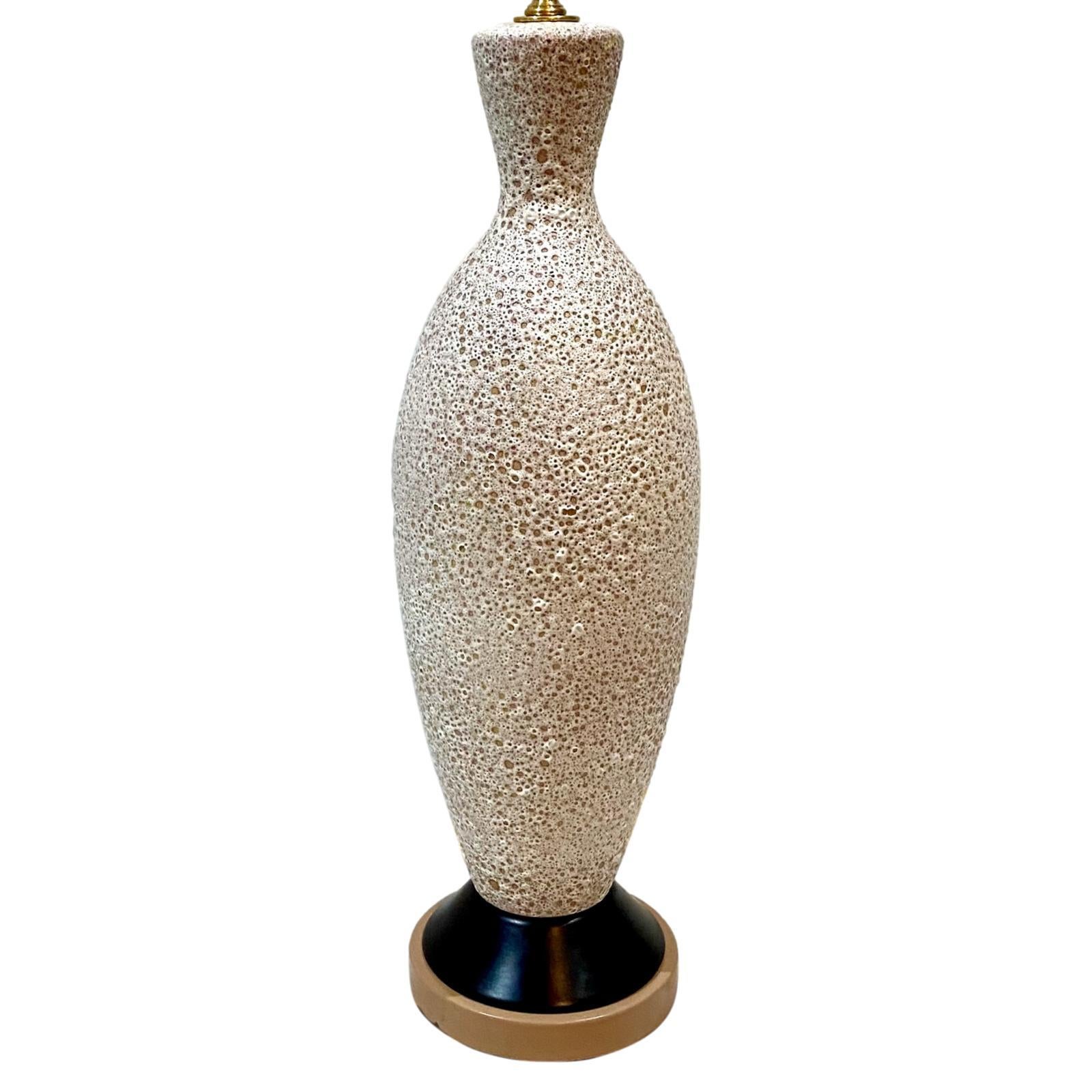 Eine einzelne italienische Tischlampe aus Keramik mit strukturierter Glasur aus den 1950er Jahren.

Abmessungen:
Höhe des Körpers: 22.5