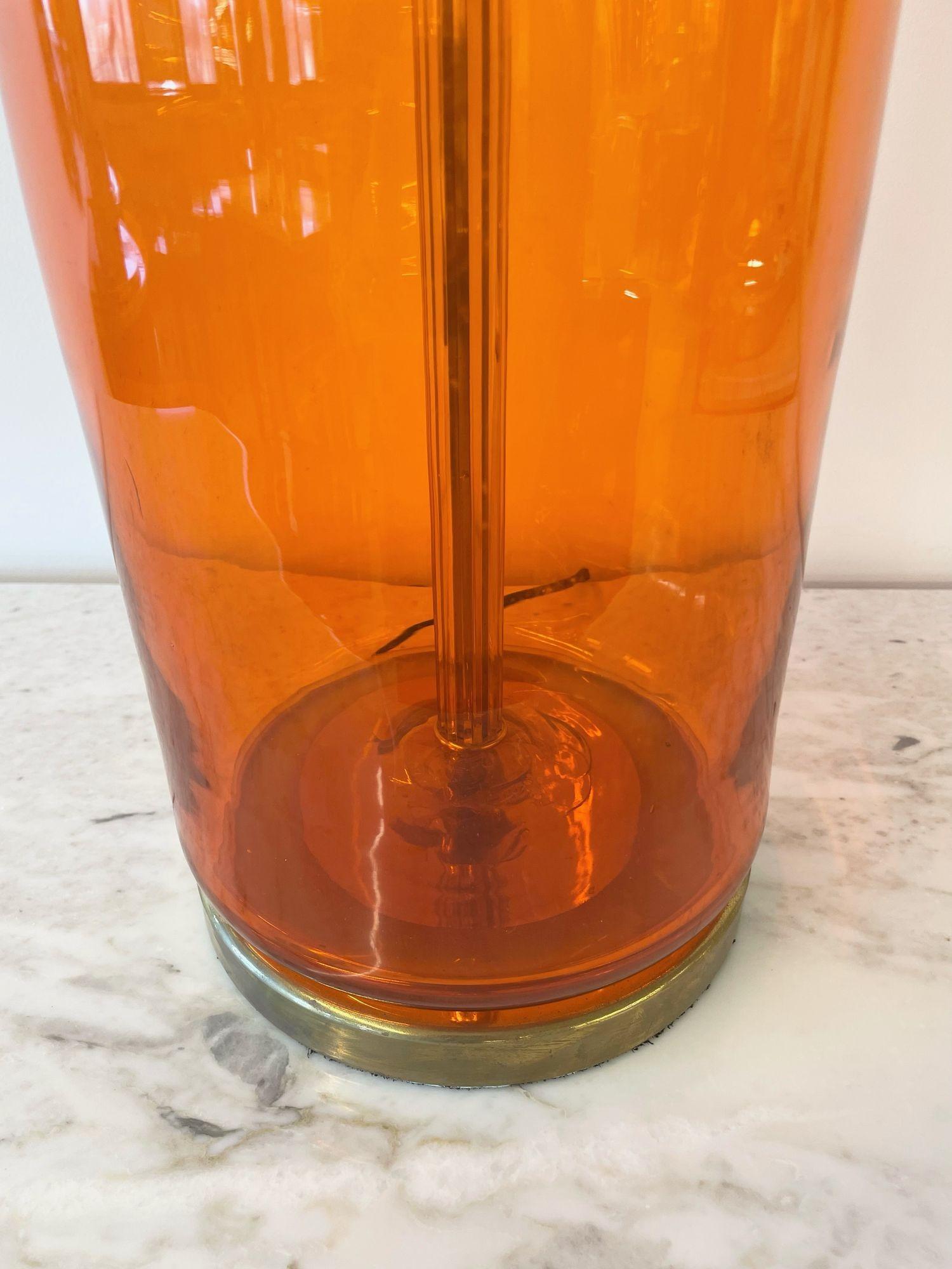 Einzelne große orangefarbene Mid-Century-Tischlampe aus geblasenem Glas in Flaschenform von Blenko im Angebot 3