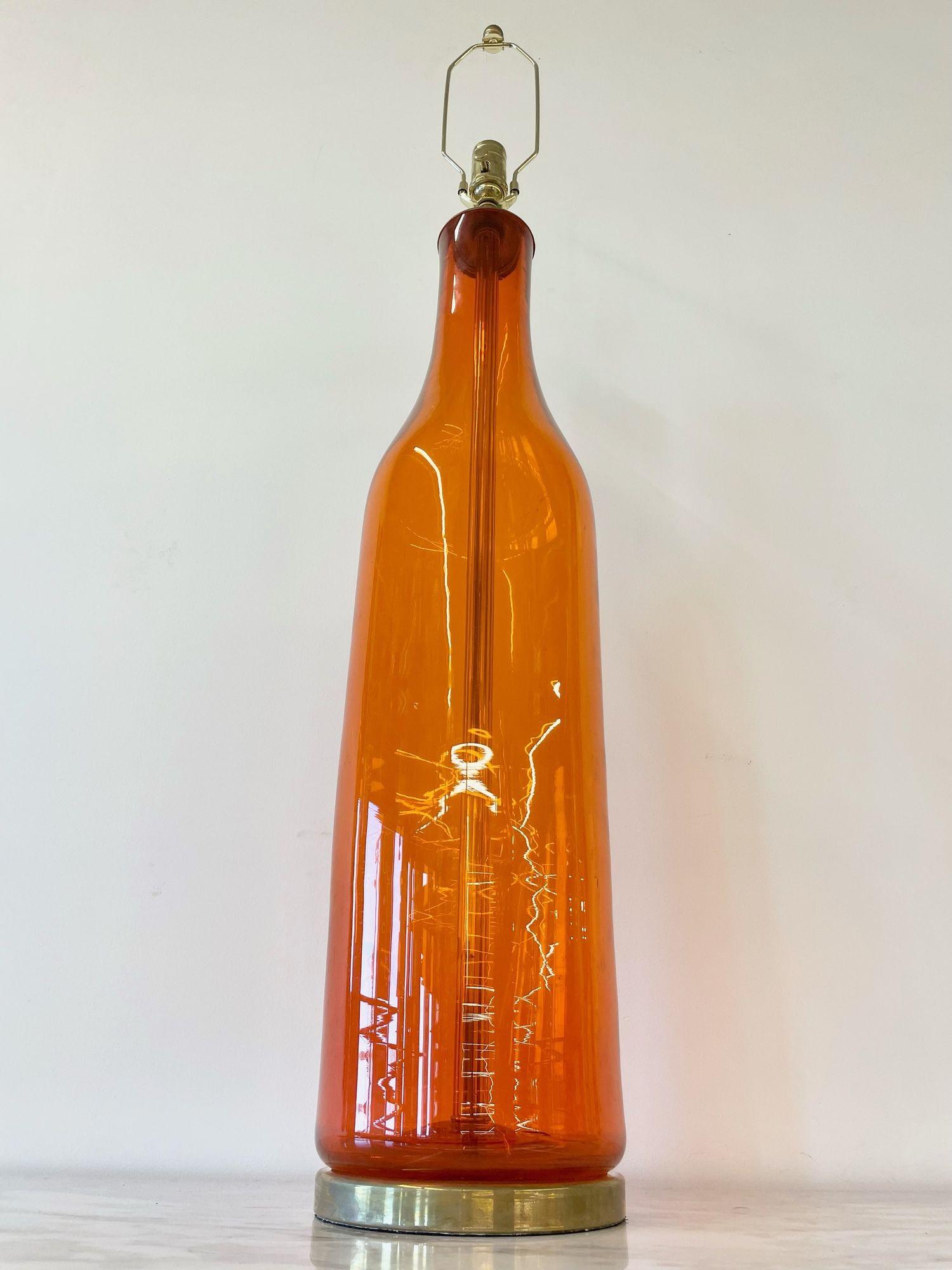 Einzelne große orangefarbene Mid-Century-Tischlampe aus geblasenem Glas in Flaschenform von Blenko im Zustand „Gut“ im Angebot in Stamford, CT